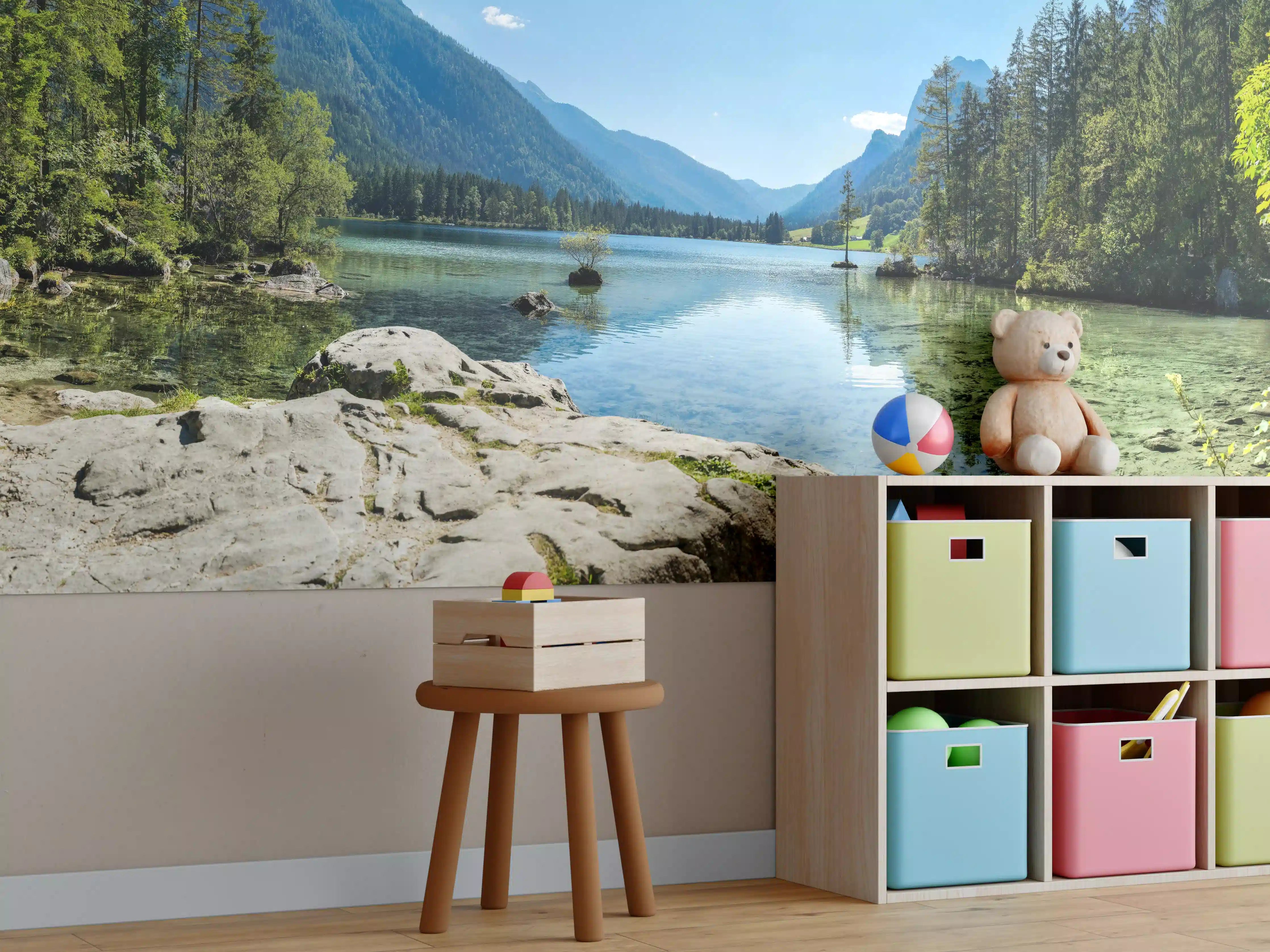 Kinderzimmer Wandgestaltung - Idyllischer Bergsee inmitten von Wäldern