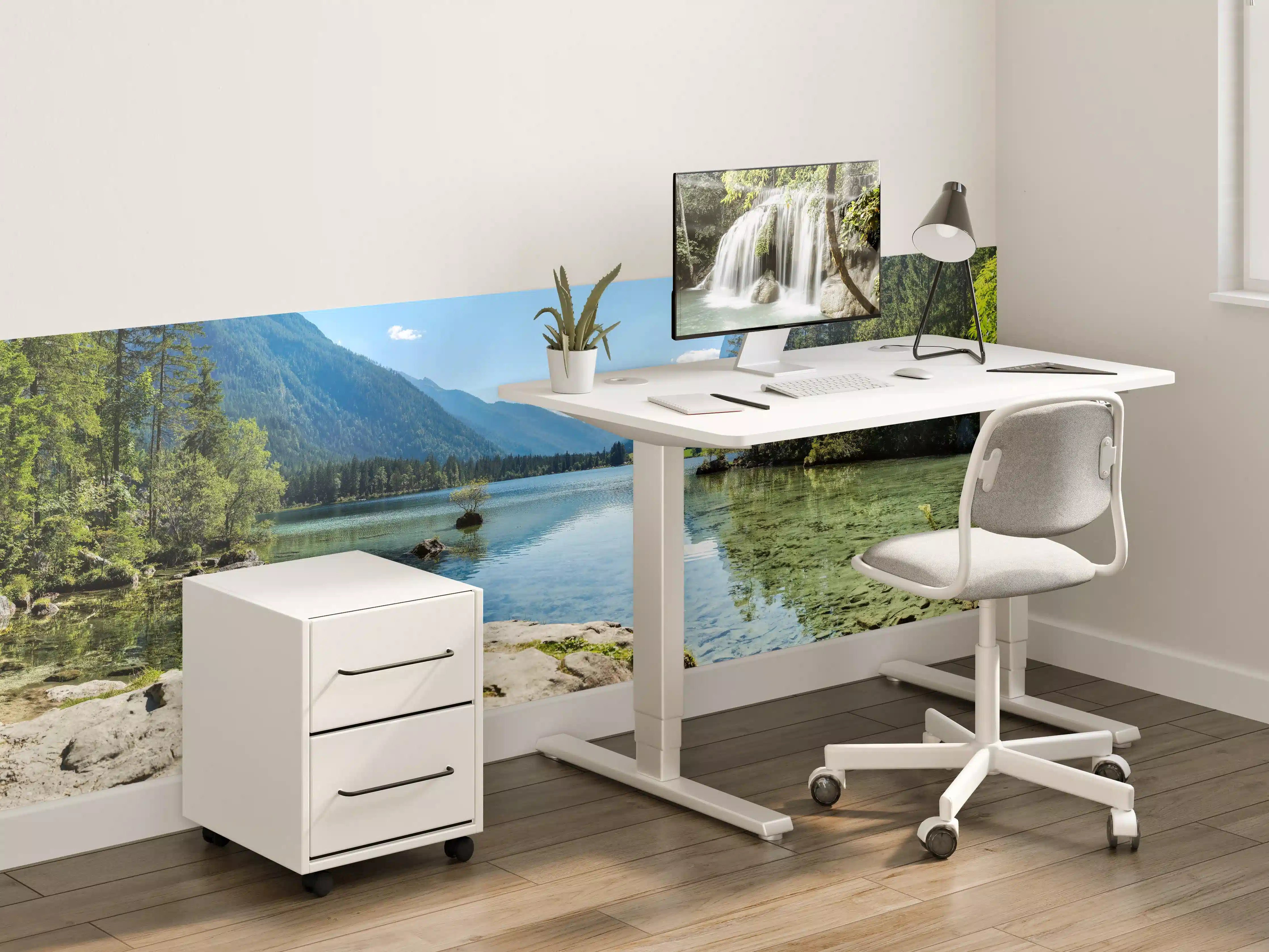 Kinderzimmer Wandgestaltung - Idyllischer Bergsee inmitten von Wäldern