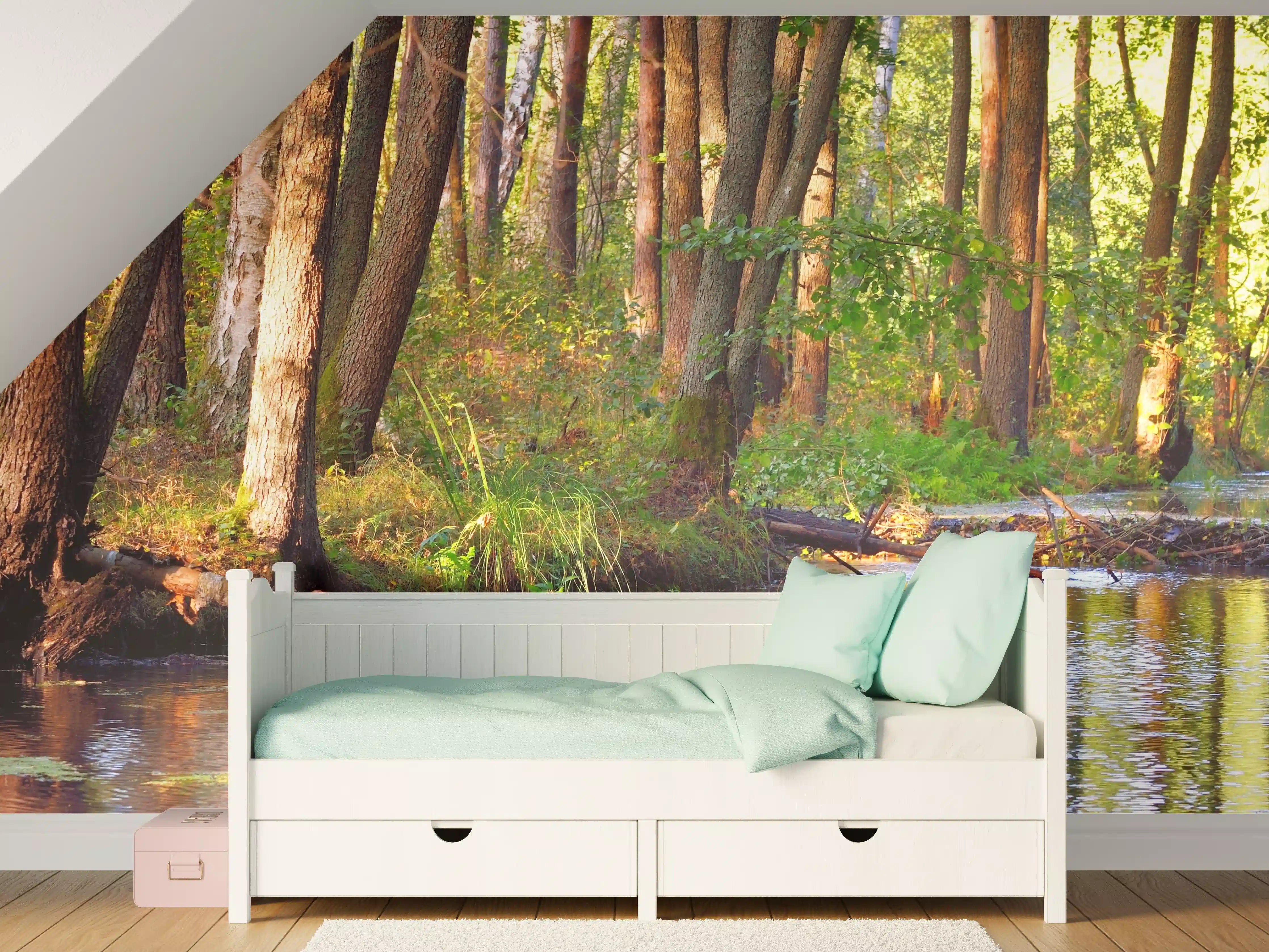 Kinderzimmer Wandgestaltung - Idyllischer Fluss im Wald bei Sonnenlicht