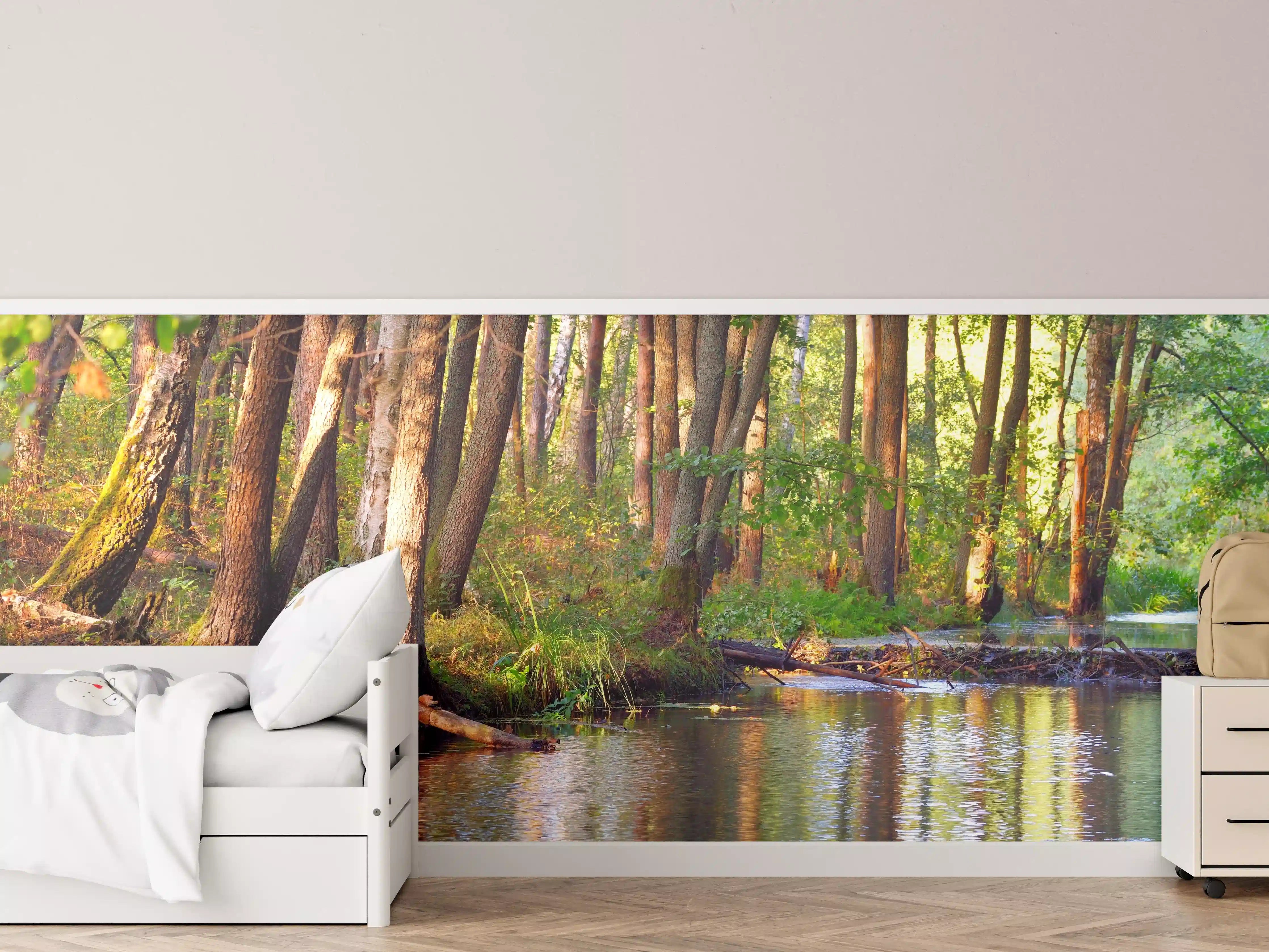 Kinderzimmer Wandgestaltung - Idyllischer Fluss im Wald bei Sonnenlicht