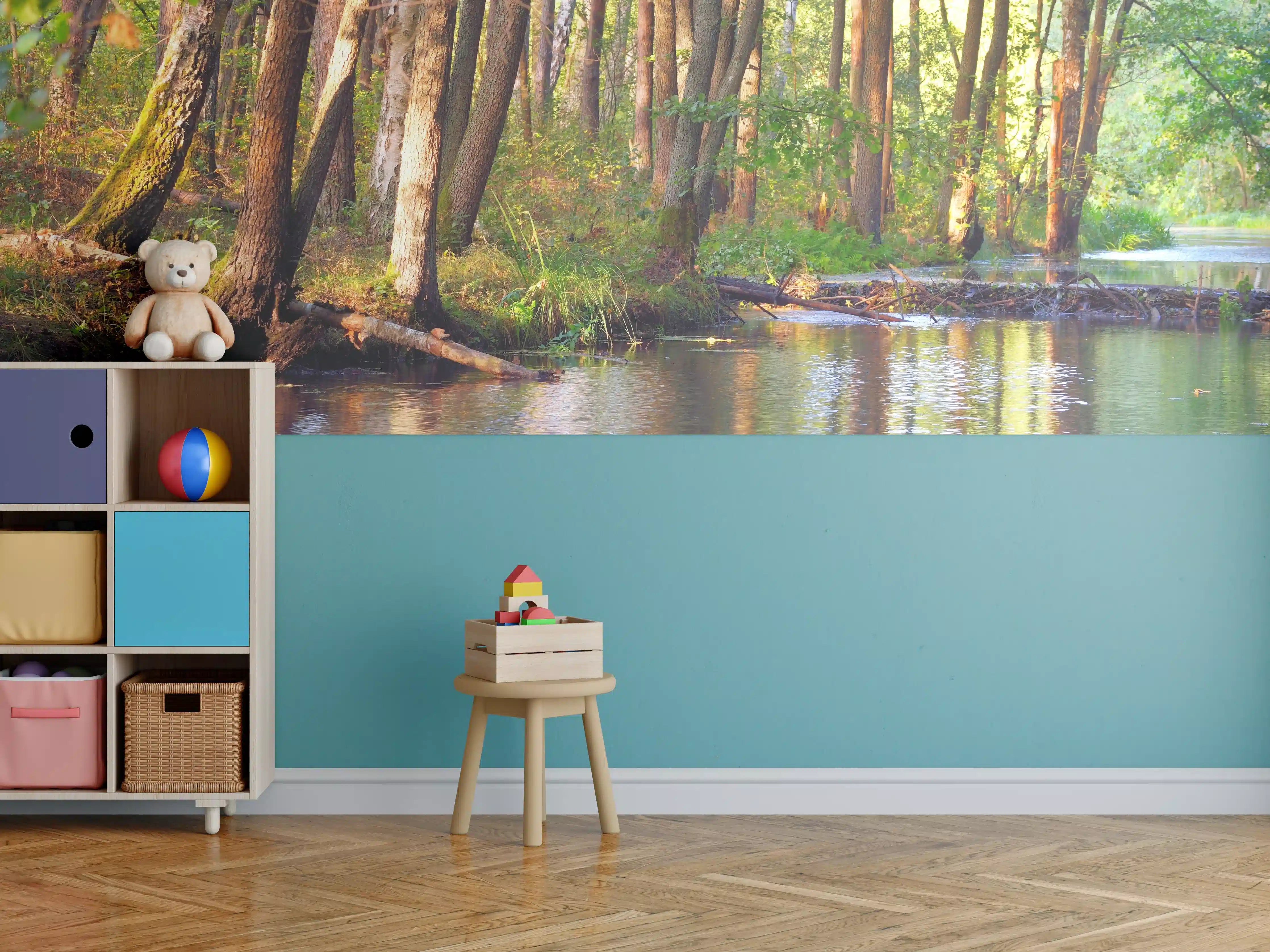 Kinderzimmer Wandgestaltung - Idyllischer Fluss im Wald bei Sonnenlicht