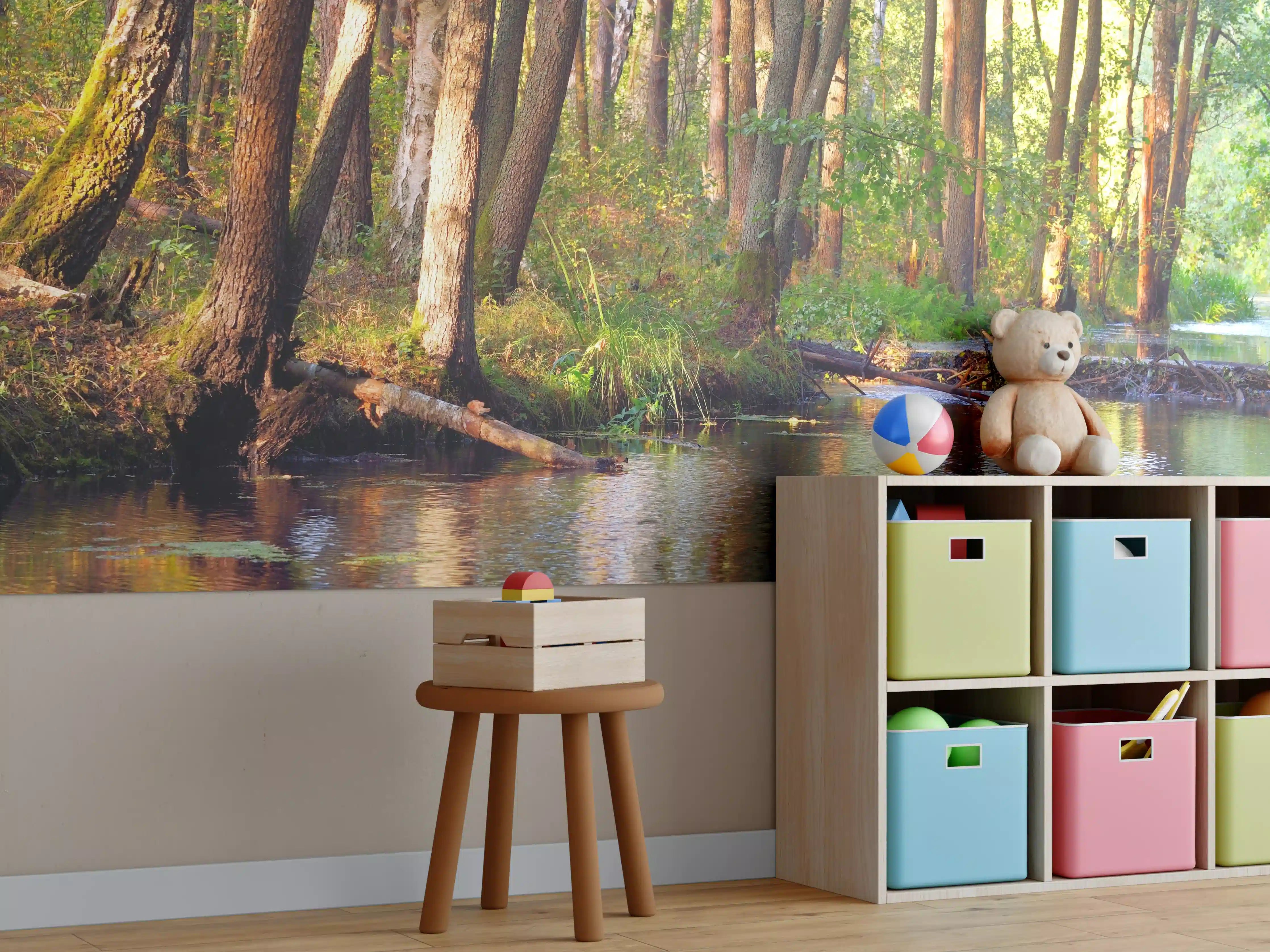 Kinderzimmer Wandgestaltung - Idyllischer Fluss im Wald bei Sonnenlicht