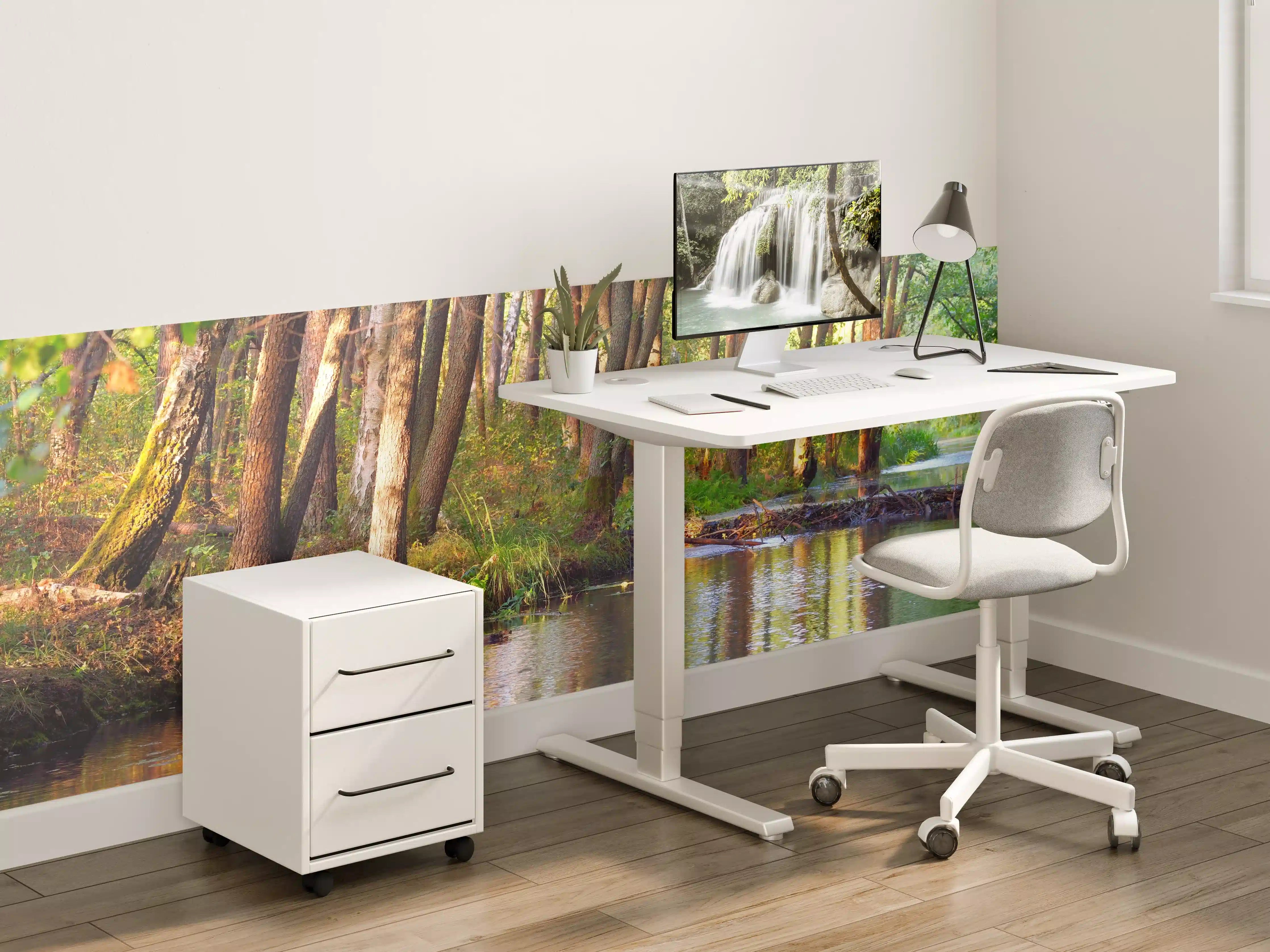 Kinderzimmer Wandgestaltung - Idyllischer Fluss im Wald bei Sonnenlicht