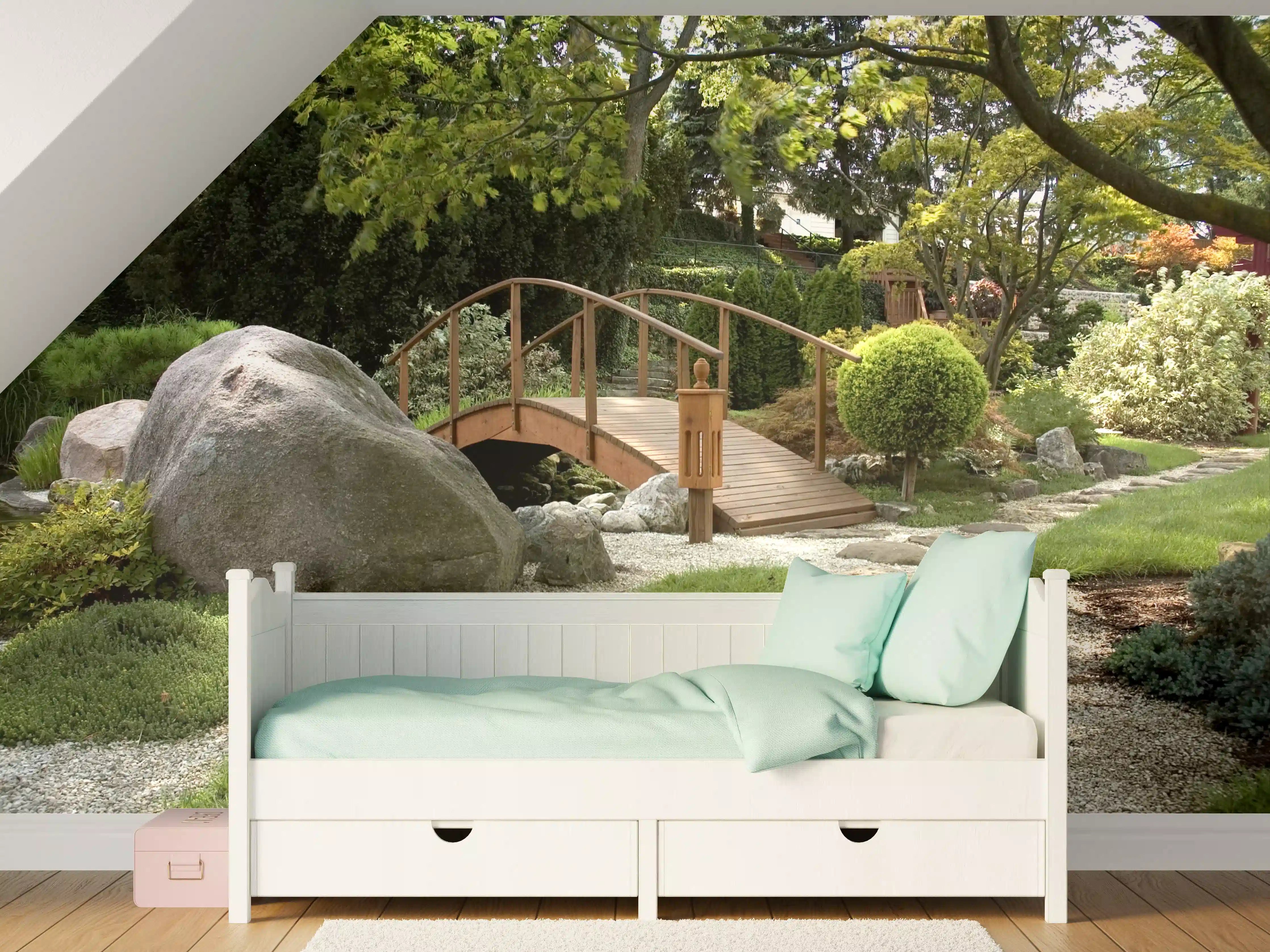 Kinderzimmer Wandgestaltung - Idyllischer Garten mit kleine Brücke und Natursteinweg