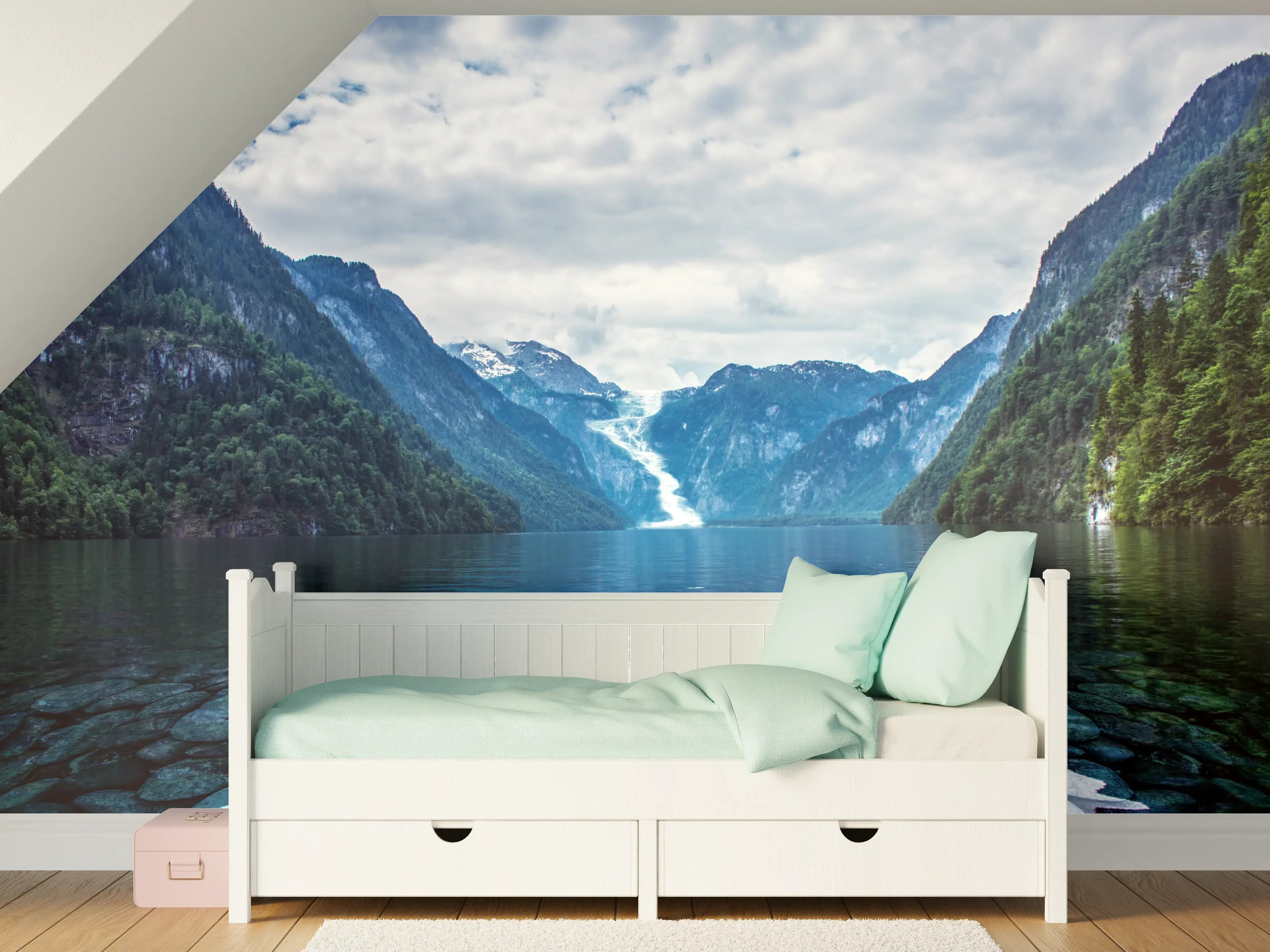 Kinderzimmer Wandgestaltung - Idyllischer See in den Bergen 