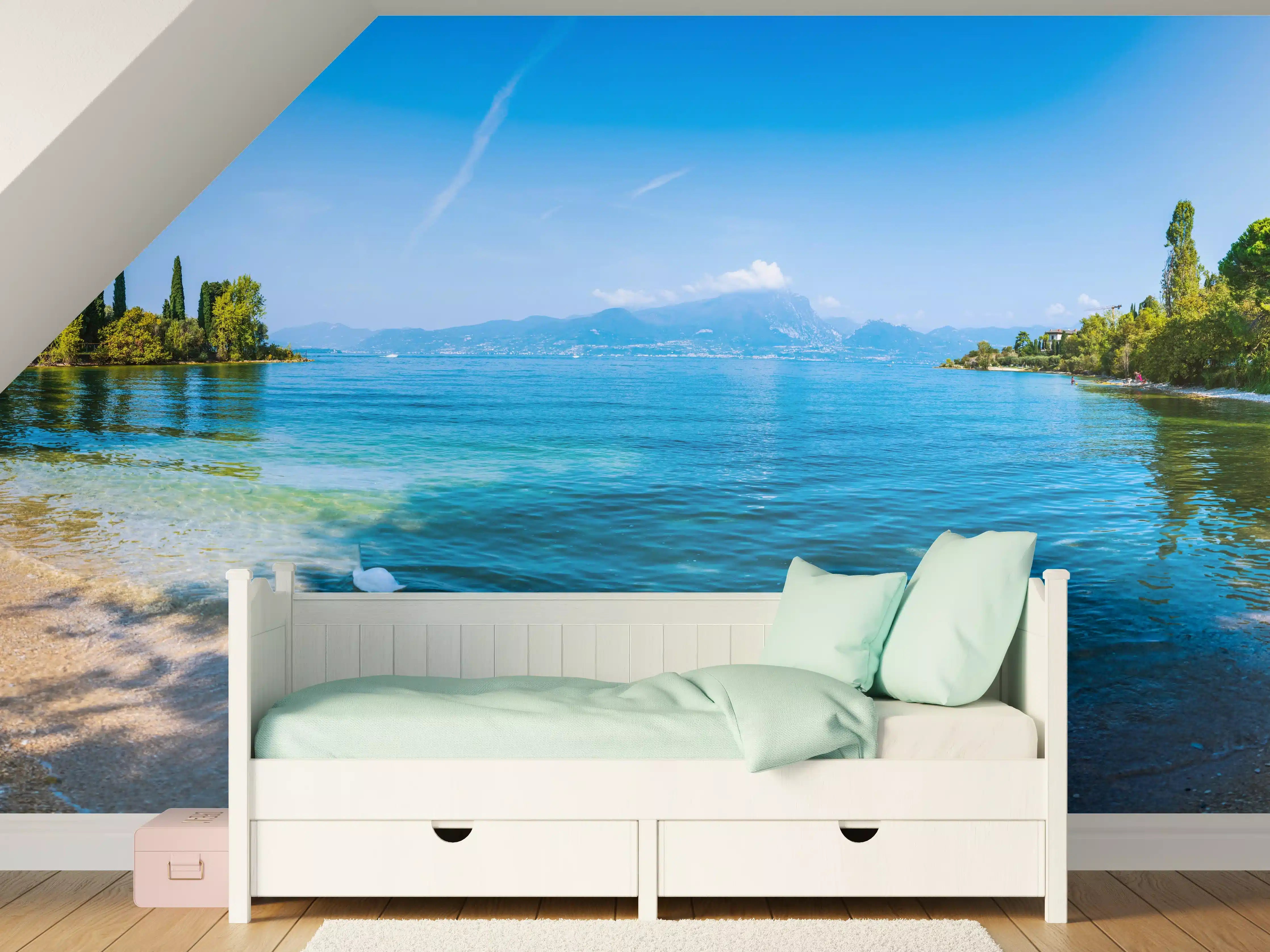 Kinderzimmer Wandgestaltung - Idyllischer See mit Ufer und Panorama