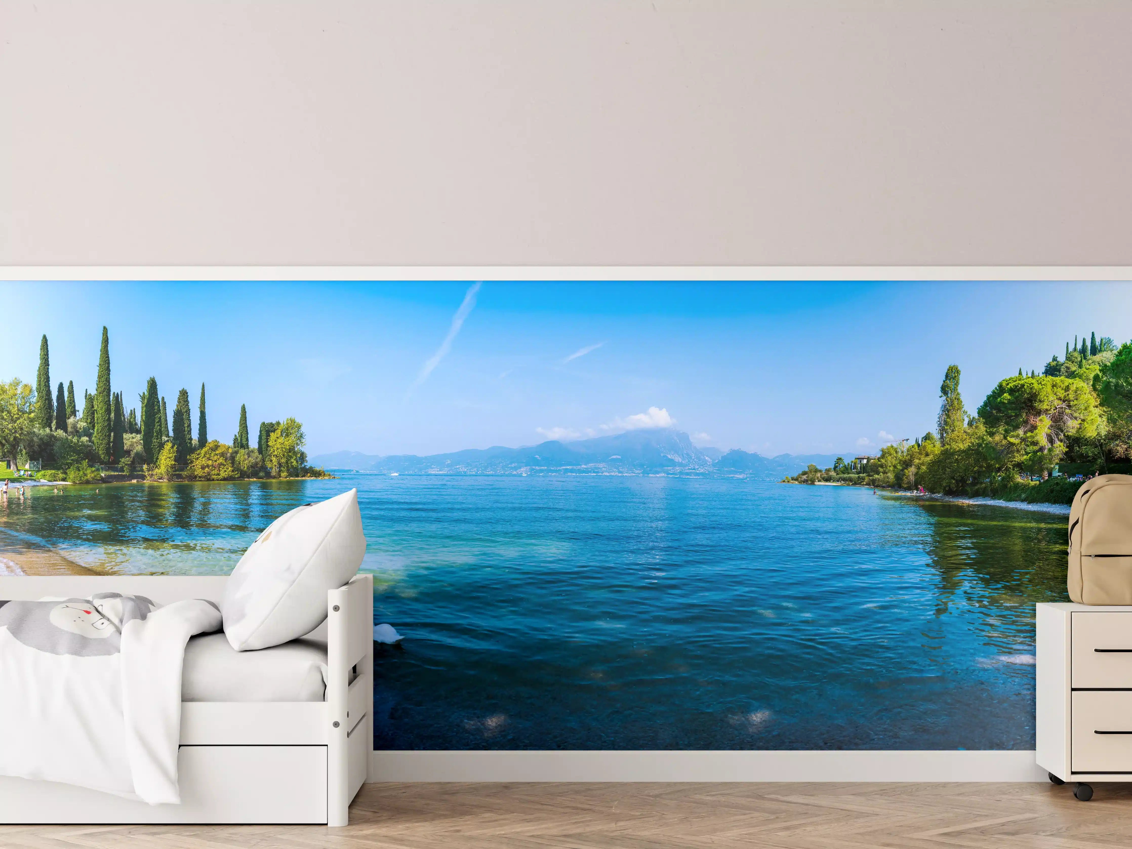 Kinderzimmer Wandgestaltung - Idyllischer See mit Ufer und Panorama