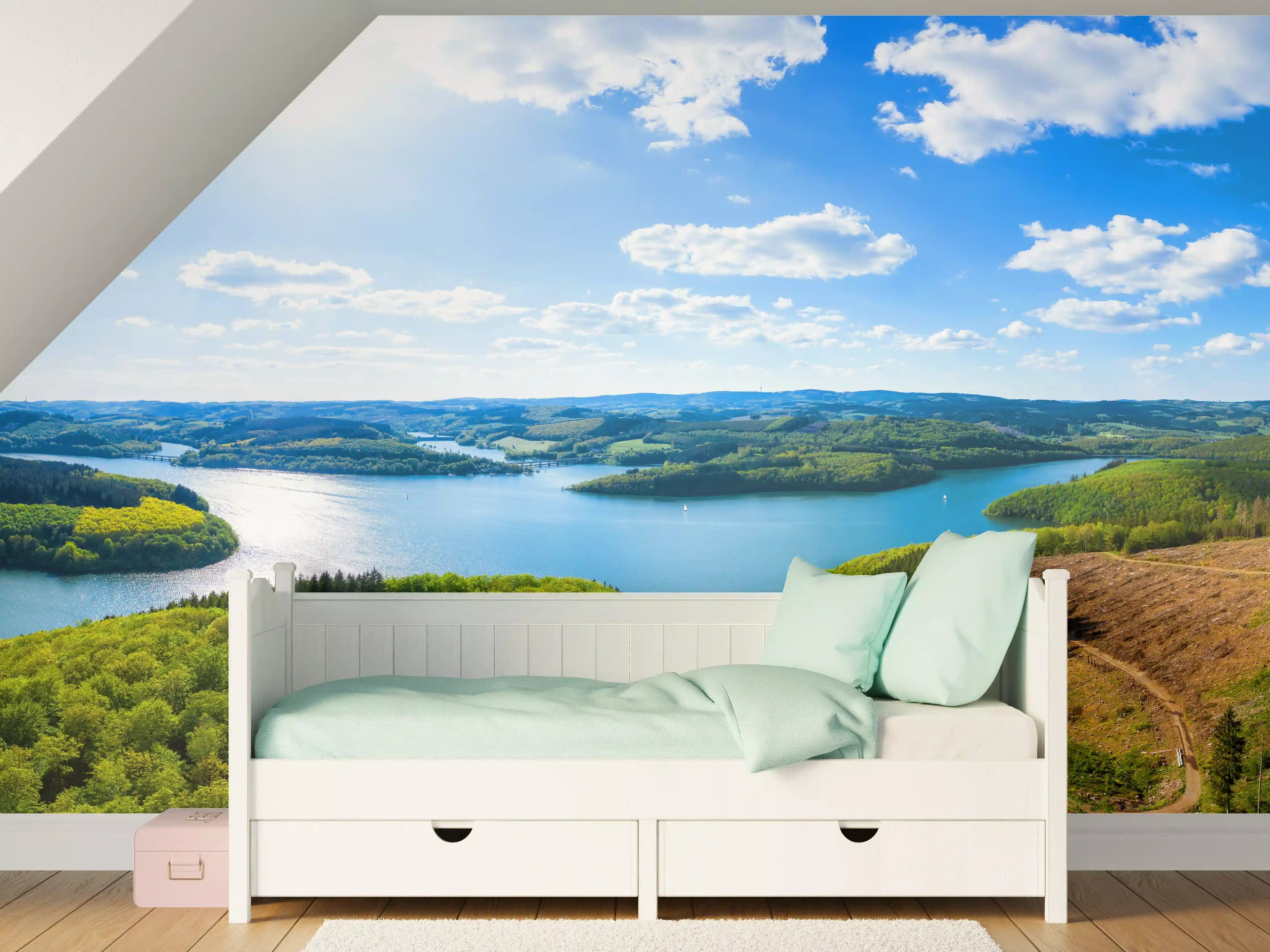 Kinderzimmer Wandgestaltung - Idyllischer See vor grünen Hügeln