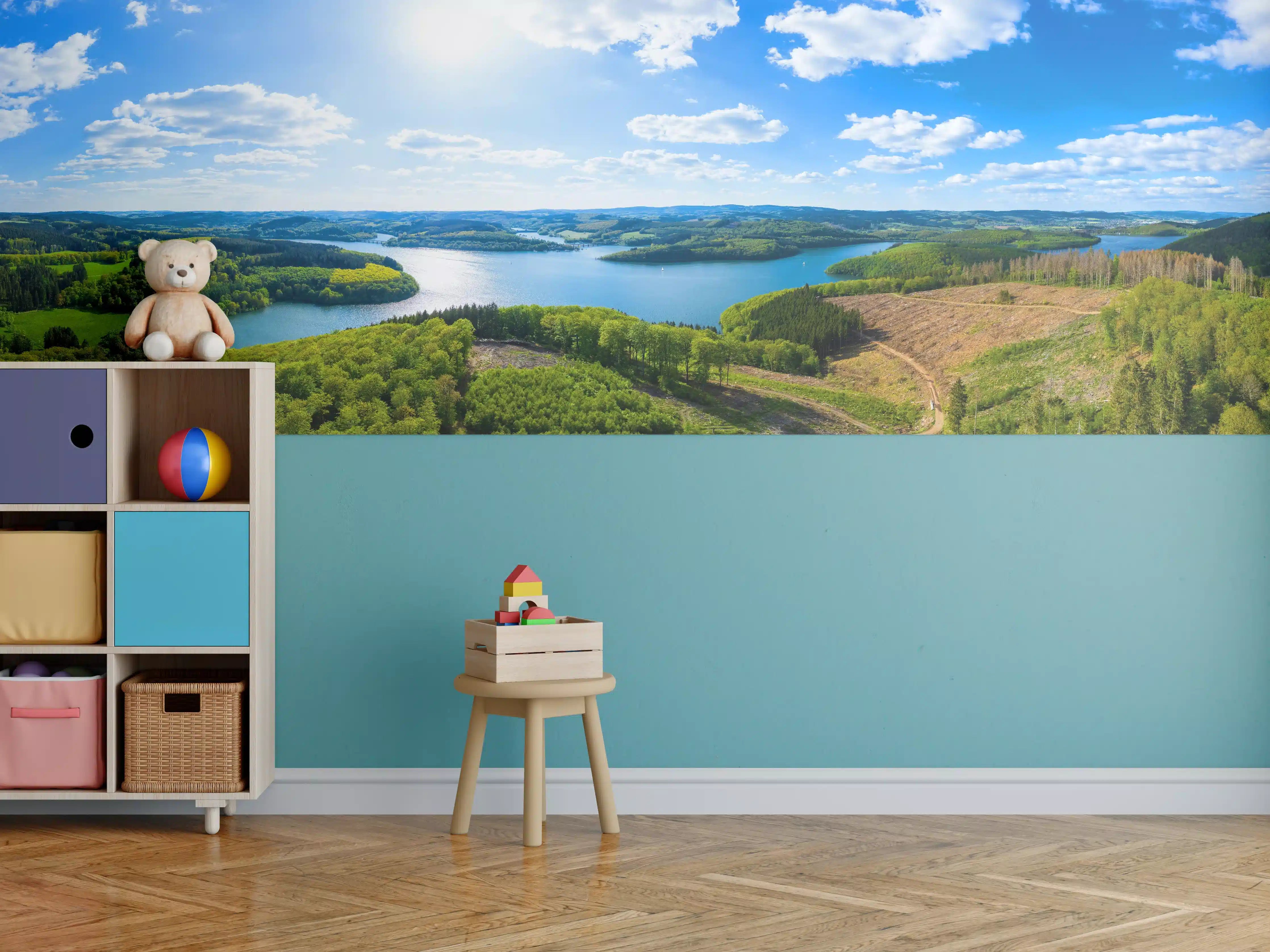 Kinderzimmer Wandgestaltung - Idyllischer See vor grünen Hügeln