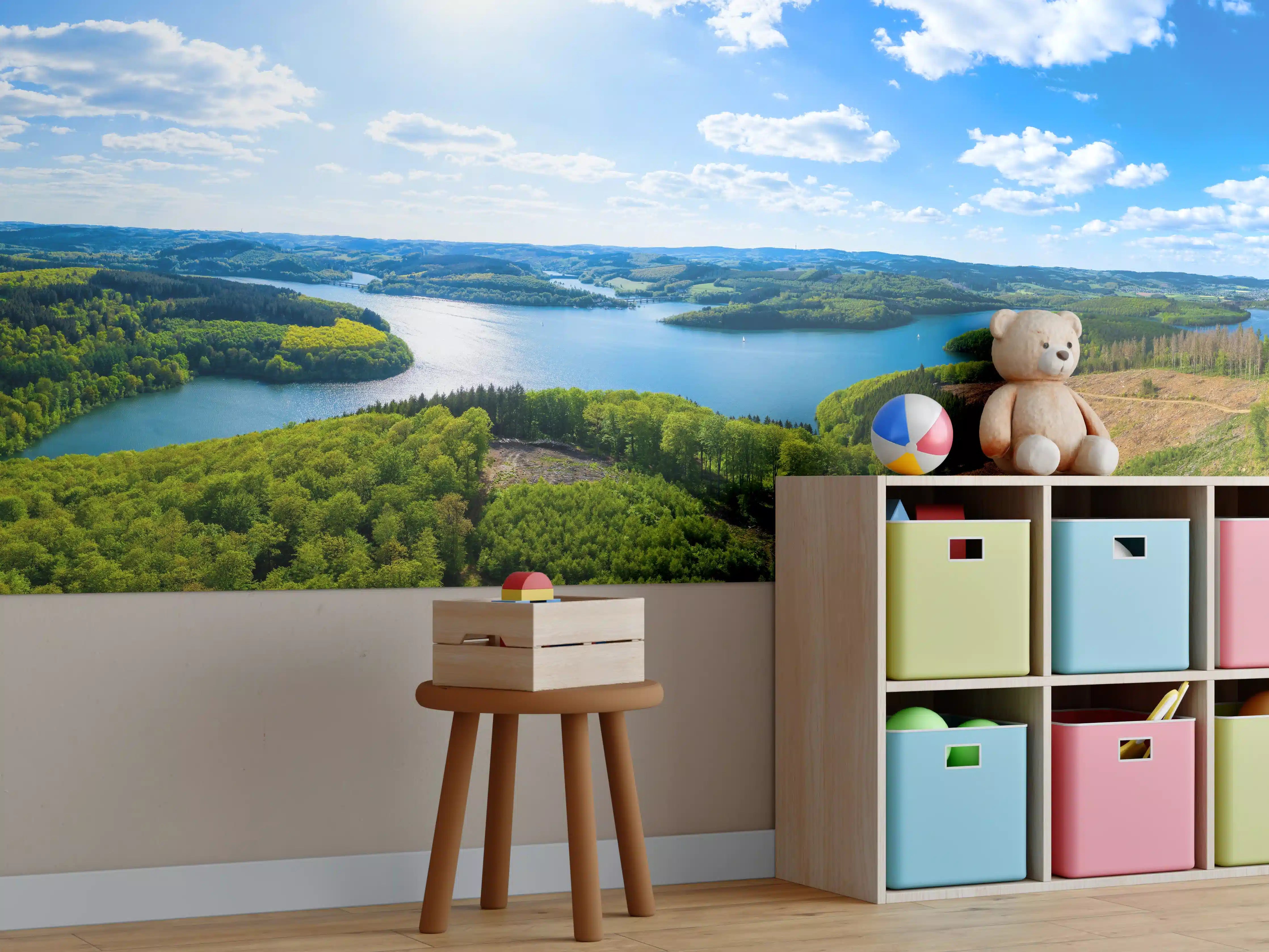 Kinderzimmer Wandgestaltung - Idyllischer See vor grünen Hügeln