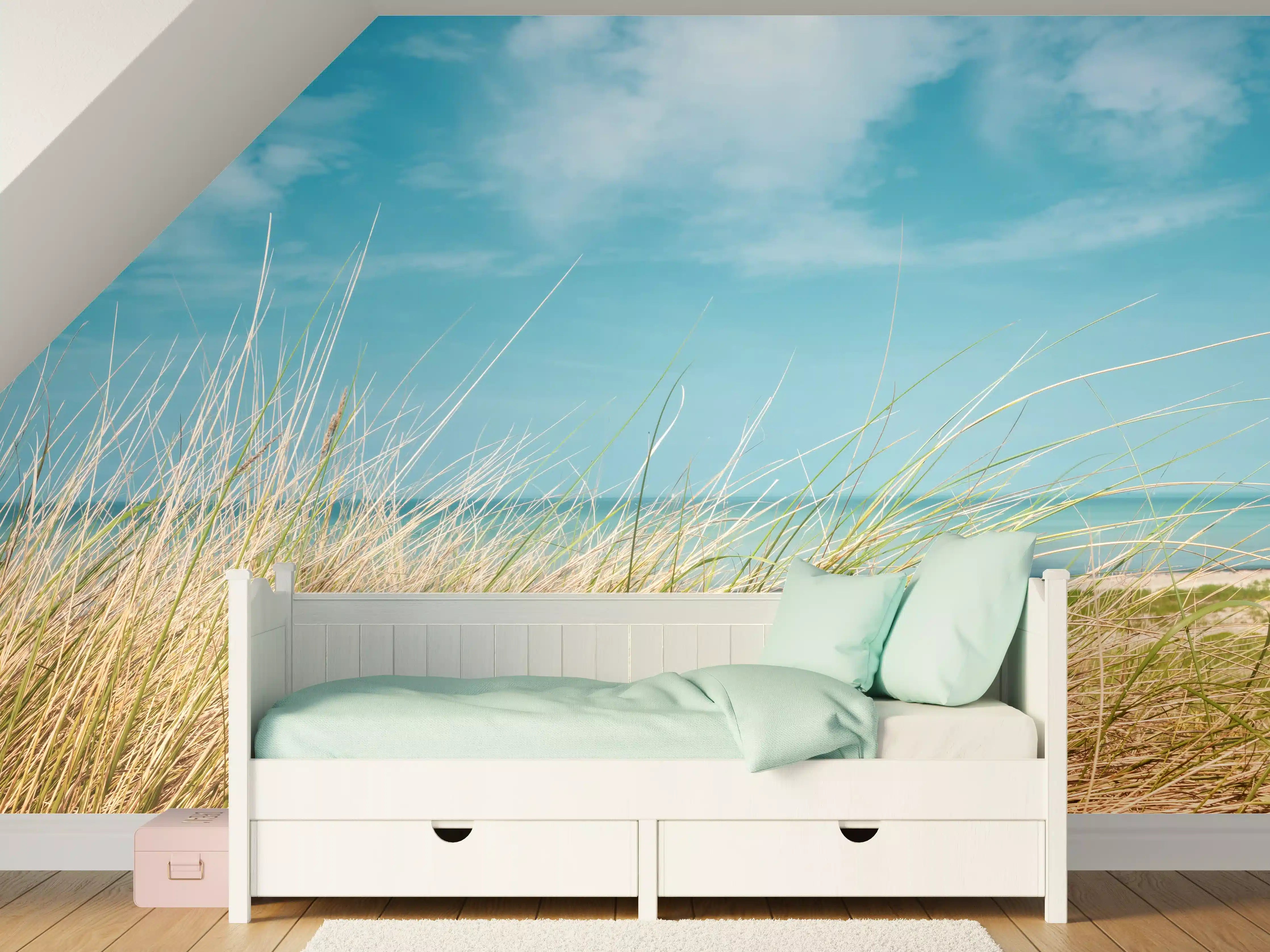 Kinderzimmer Wandgestaltung - Idyllischer Strand mit blühendem Gras