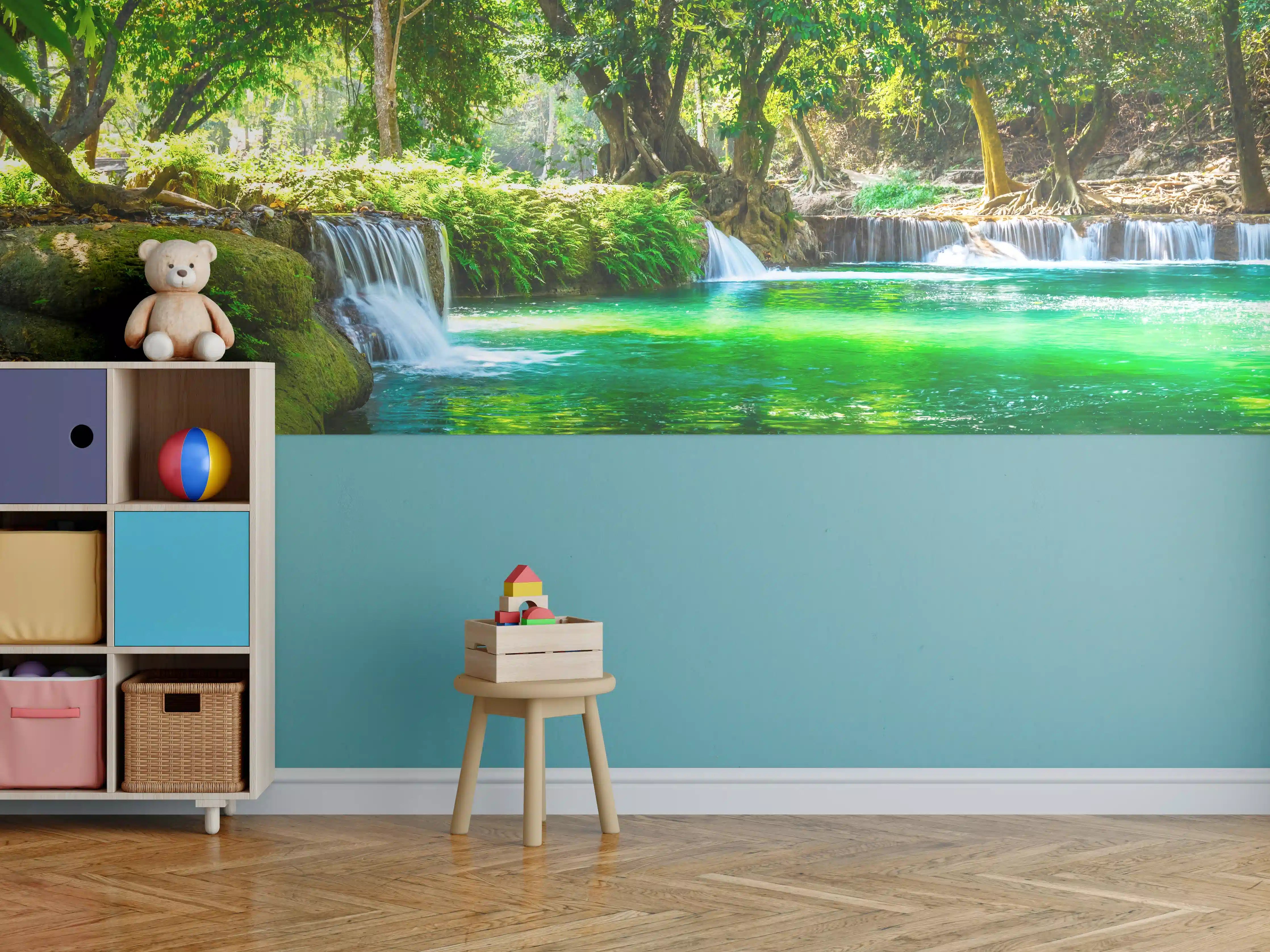 Kinderzimmer Wandgestaltung - Idyllischer Wasserfall in grünem Wald