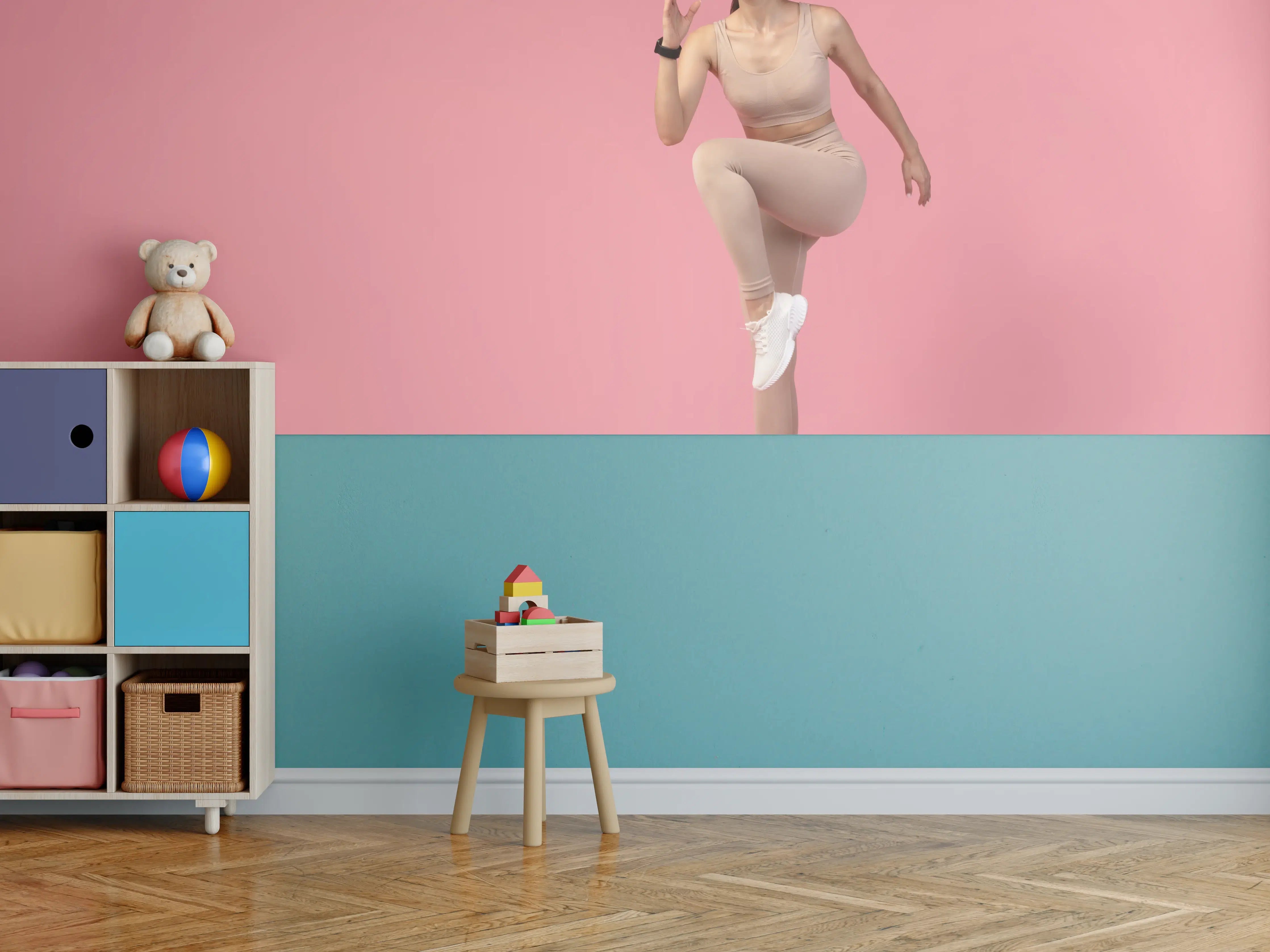 Kinderzimmer Wandgestaltung - Junge Fitness Frau in Läuferpose