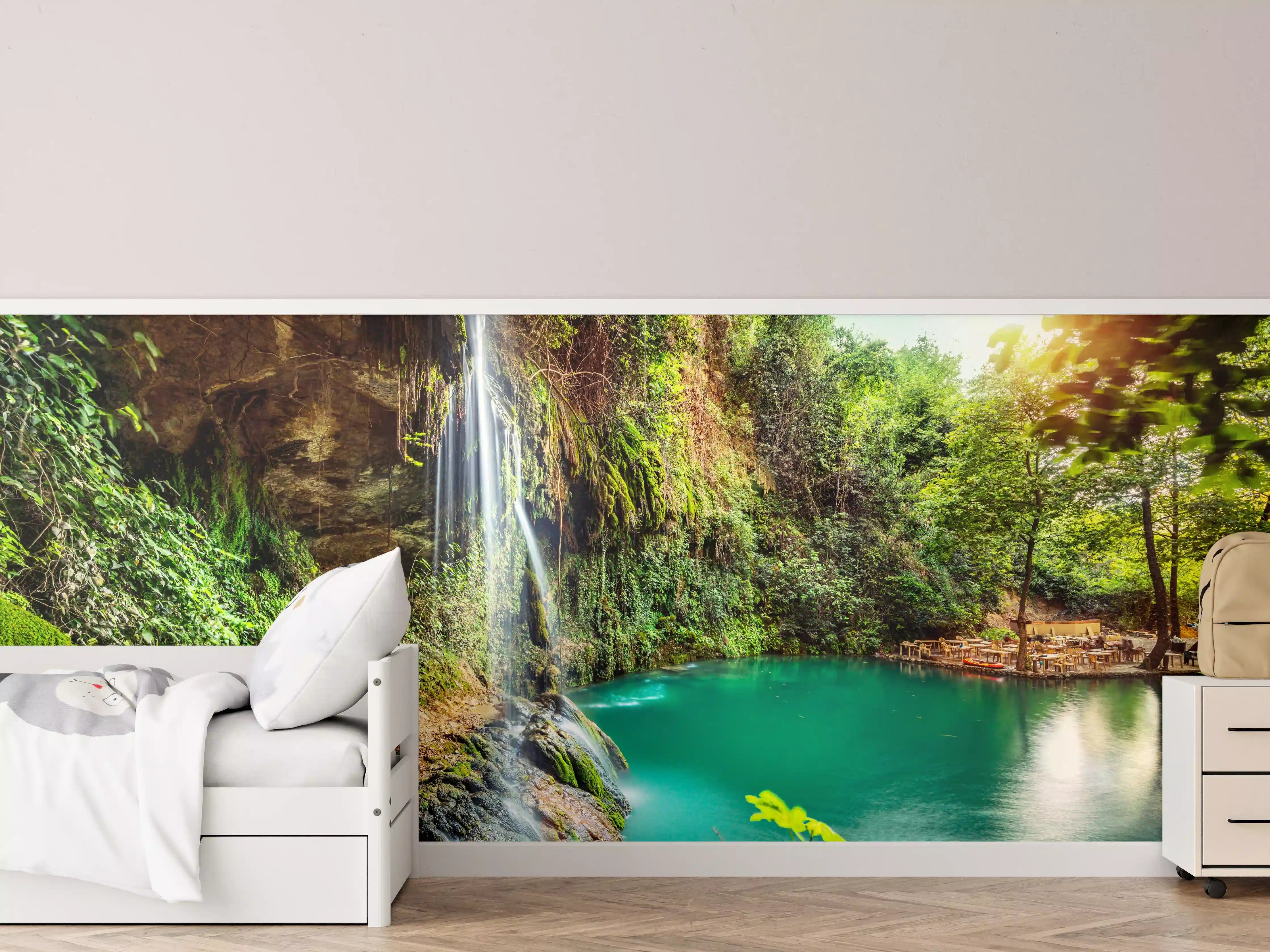 Kinderzimmer Wandgestaltung - Kaskade mit klarem Bach im Libanon