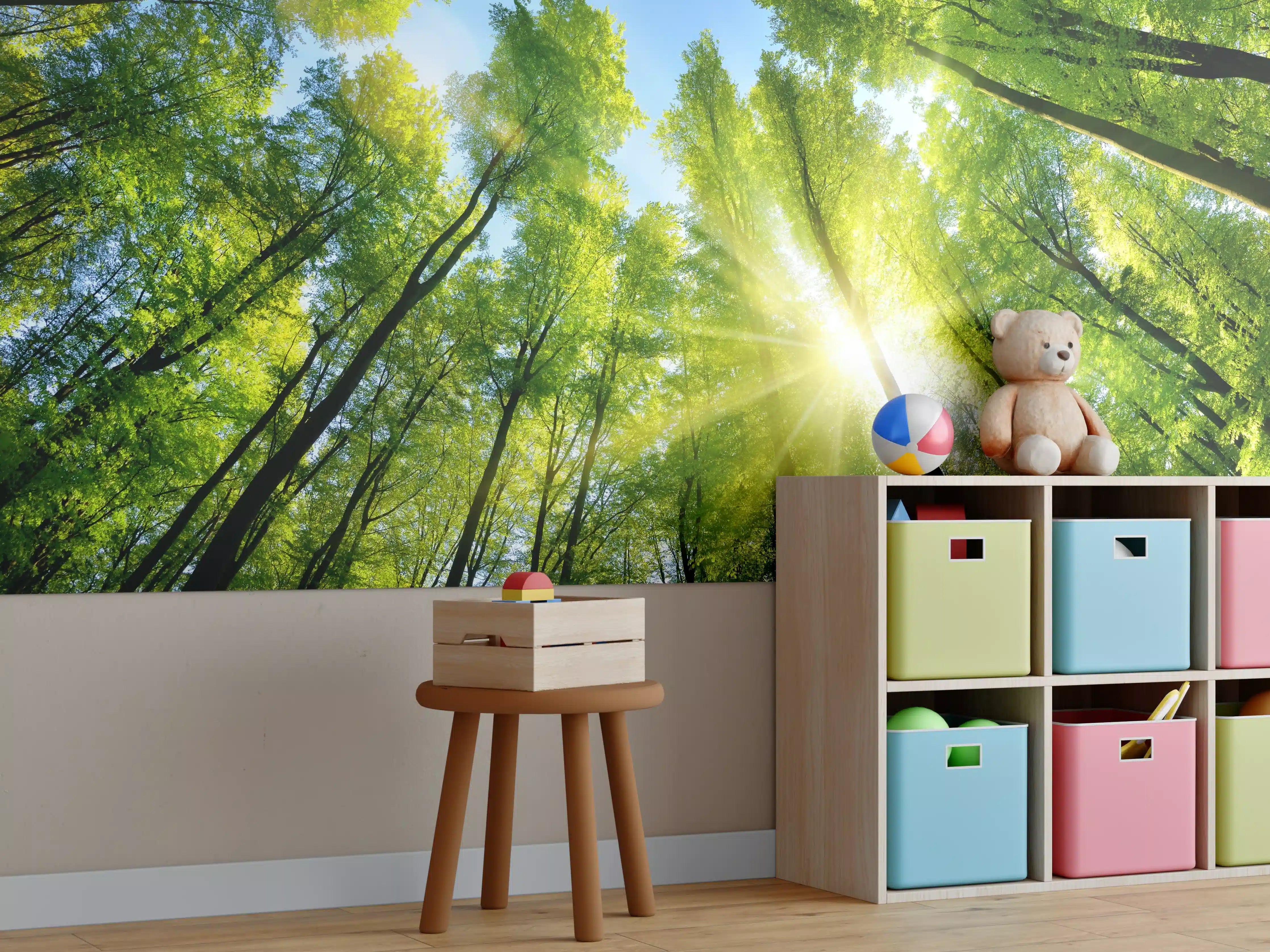 Kinderzimmer Wandgestaltung - Lebendige grüne Baumwälder mit Sonnenstrahlen