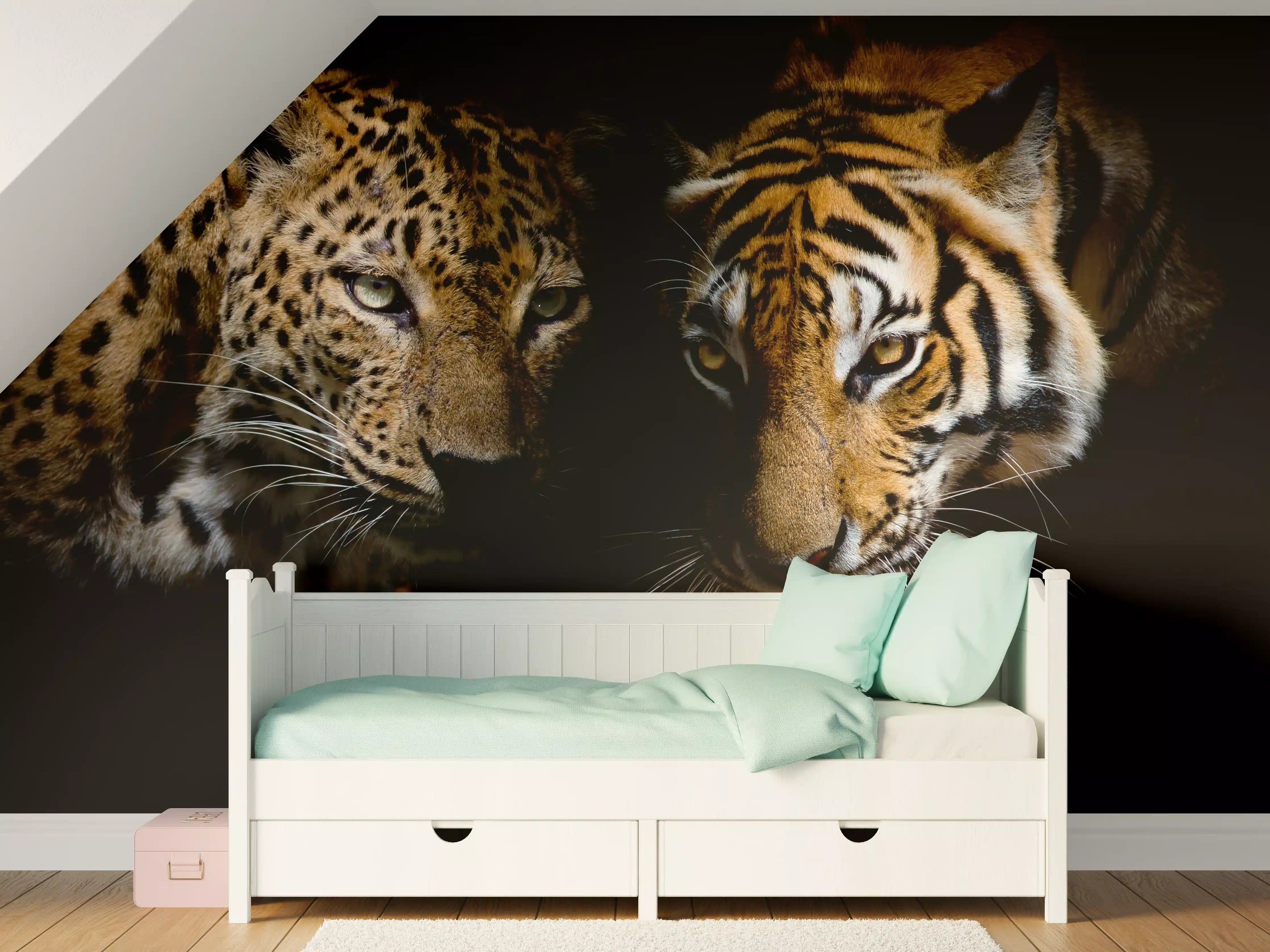 Kinderzimmer Wandgestaltung - Leopard und Tiger isoliert auf schwarzen Hintergrund