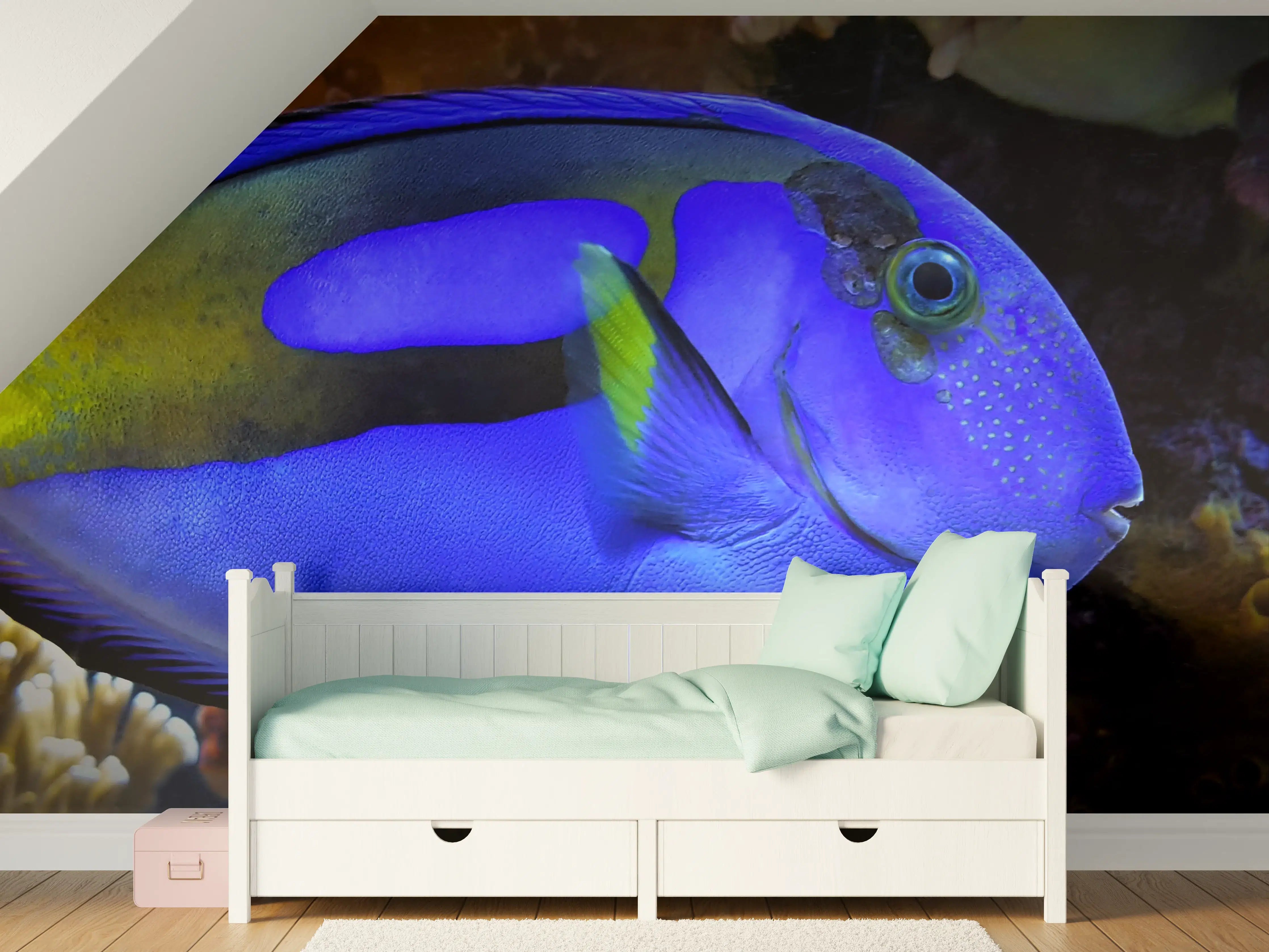 Kinderzimmer Wandgestaltung - Leuchtender blauer Fisch unter Wasser