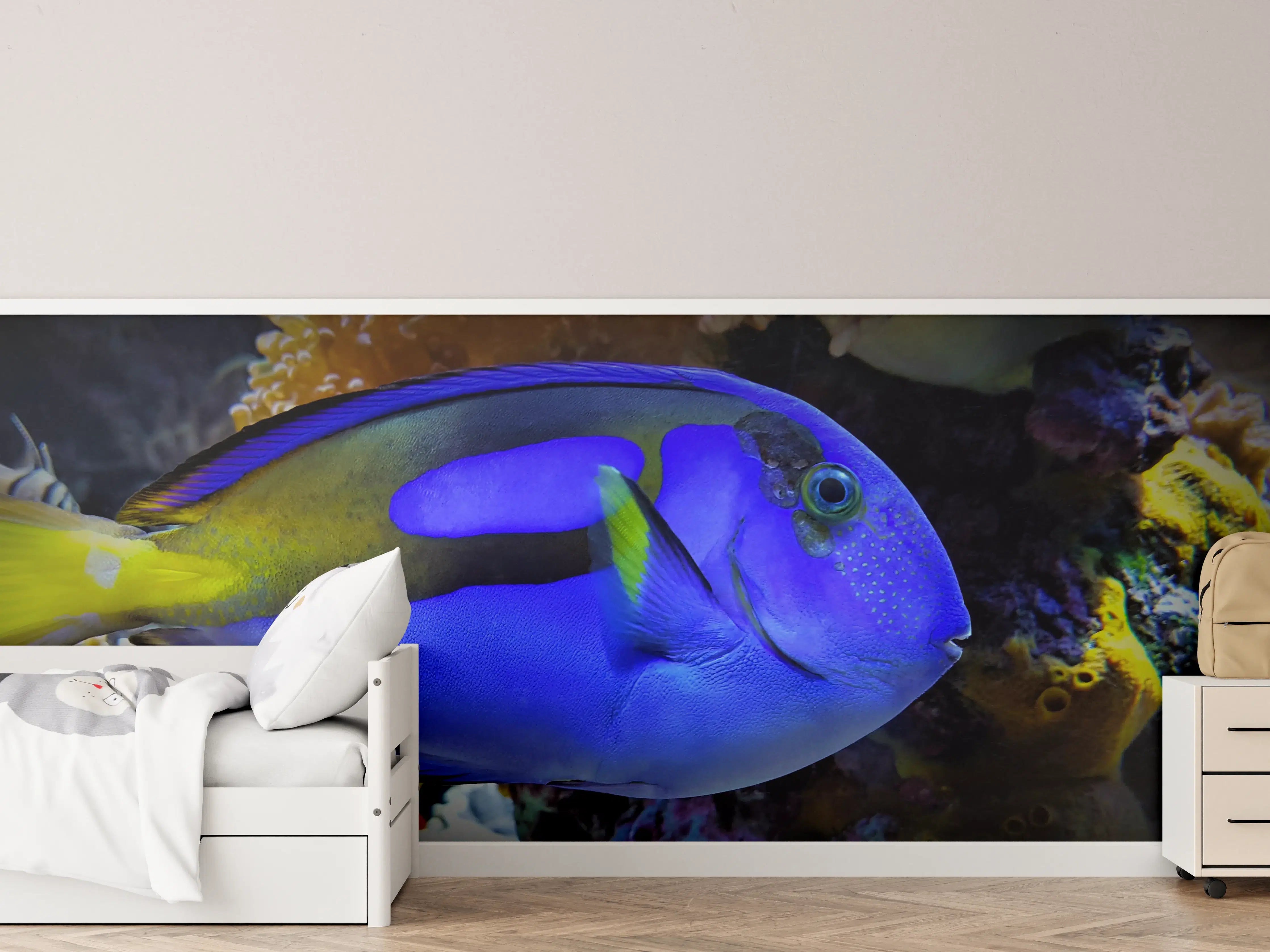 Kinderzimmer Wandgestaltung - Leuchtender blauer Fisch unter Wasser