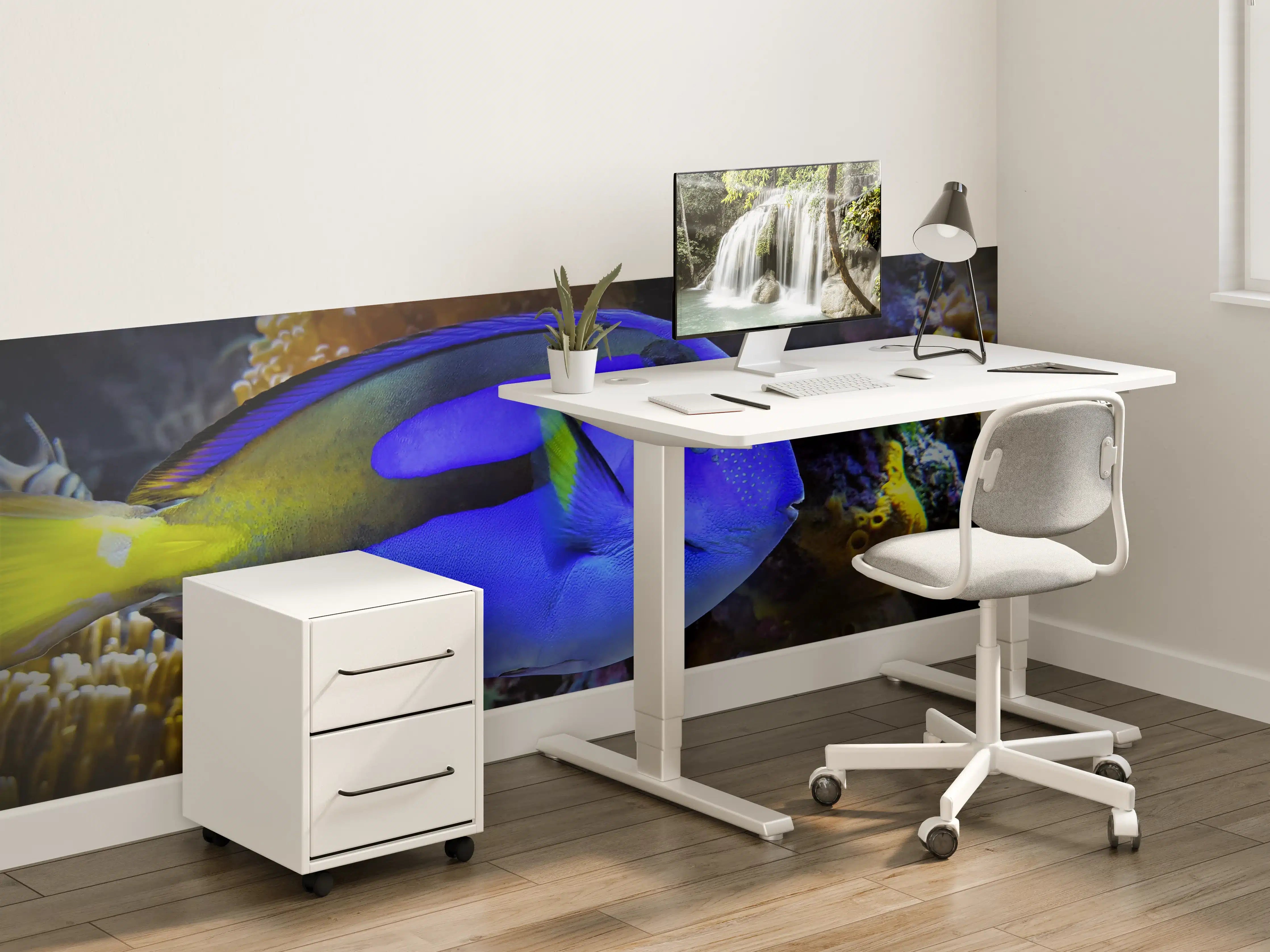 Kinderzimmer Wandgestaltung - Leuchtender blauer Fisch unter Wasser