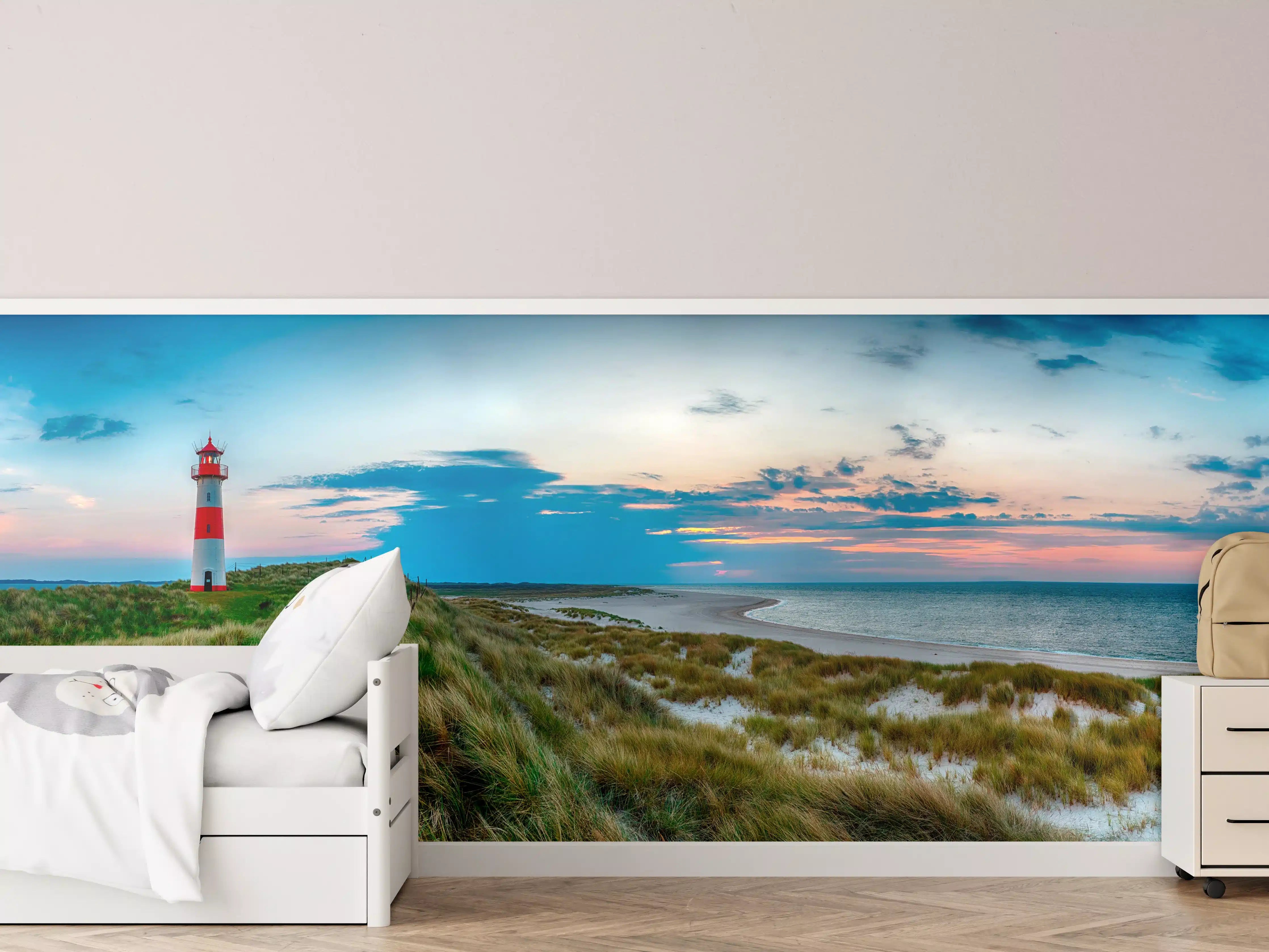 Kinderzimmer Wandgestaltung - Leuchtturm am Strand bei Sonnenuntergang