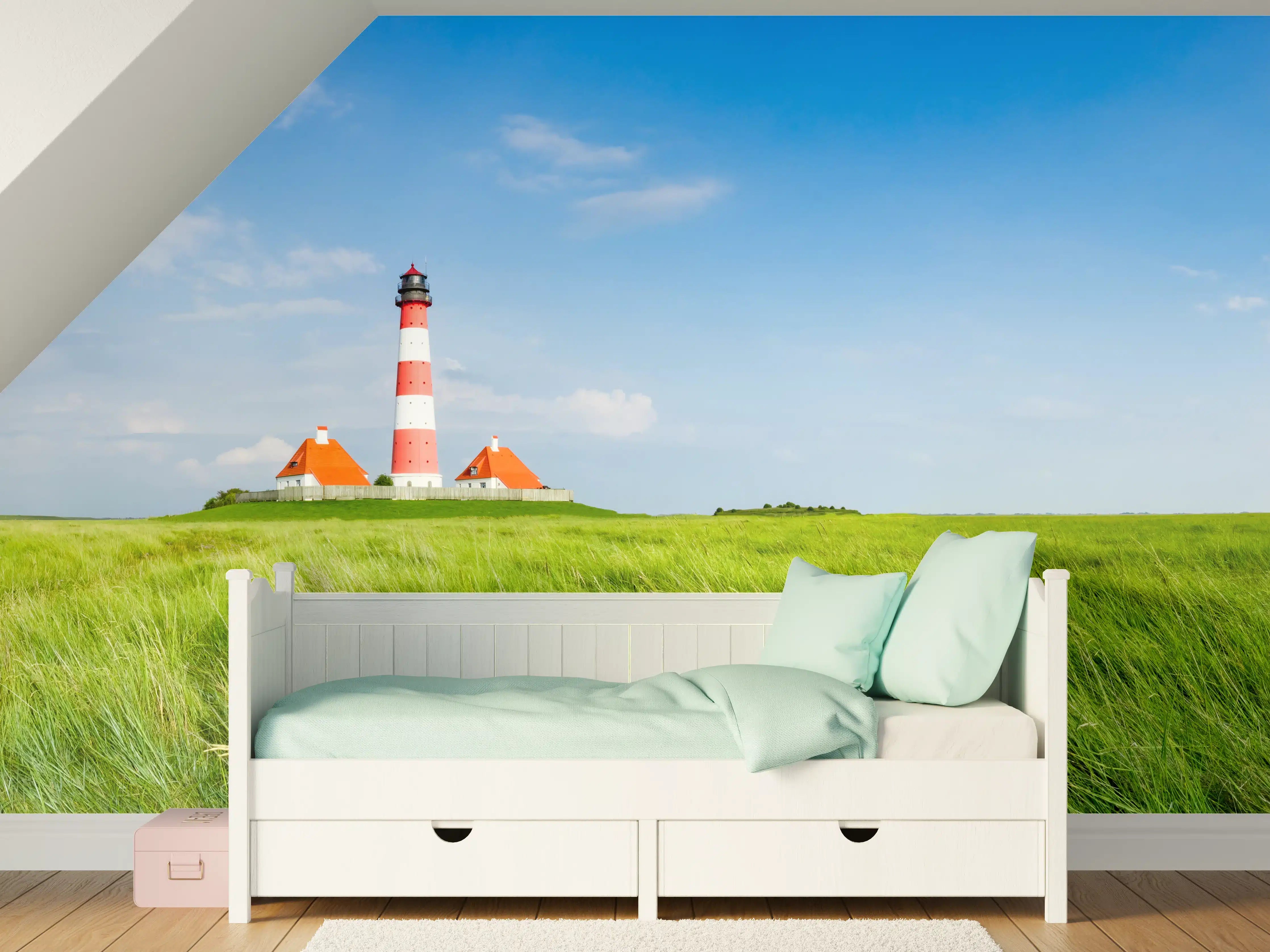 Kinderzimmer Wandgestaltung - Leuchtturm in der grünen Landschaft