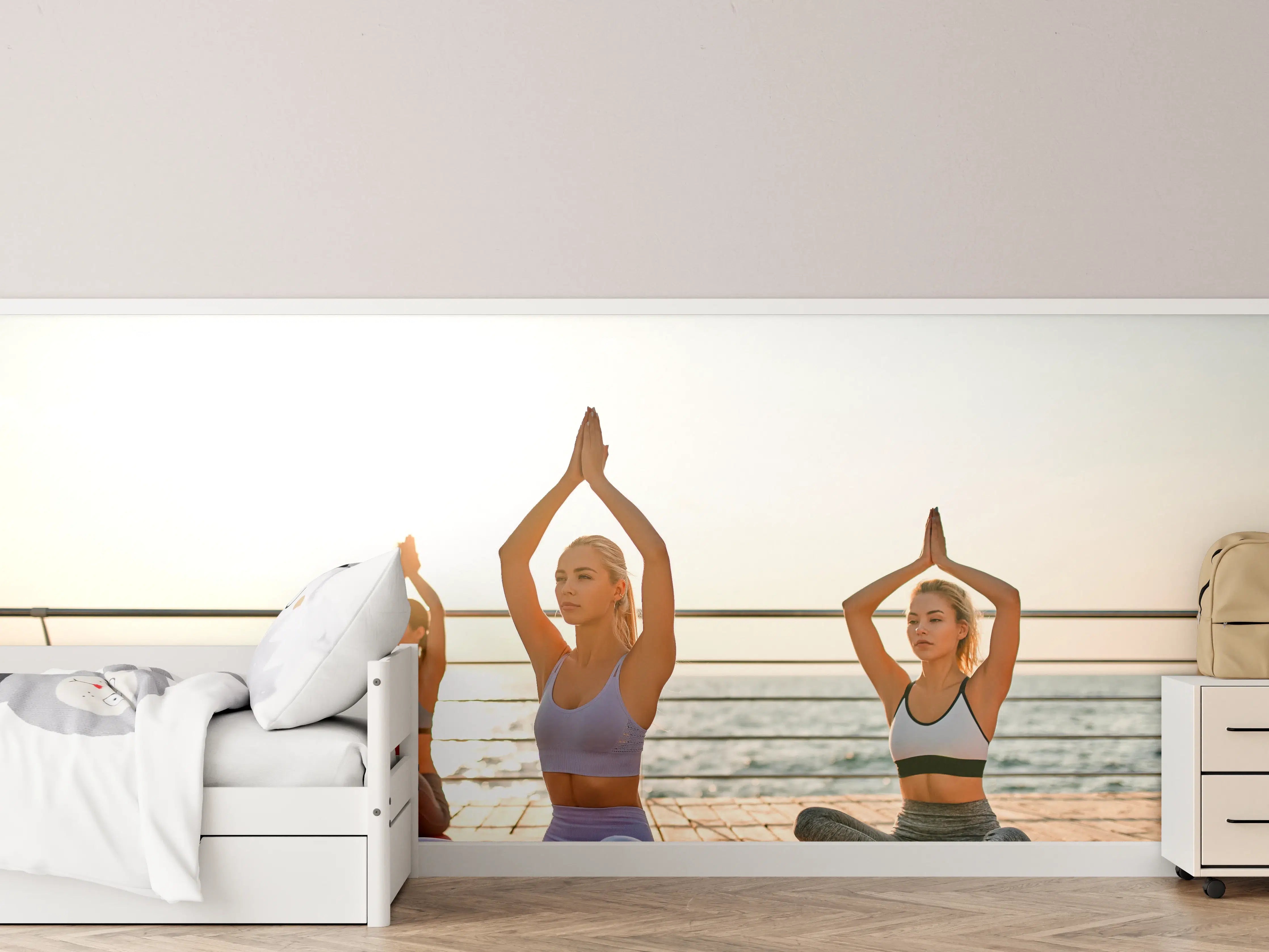 Kinderzimmer Wandgestaltung - Mädchen beim Yoga am Morgen