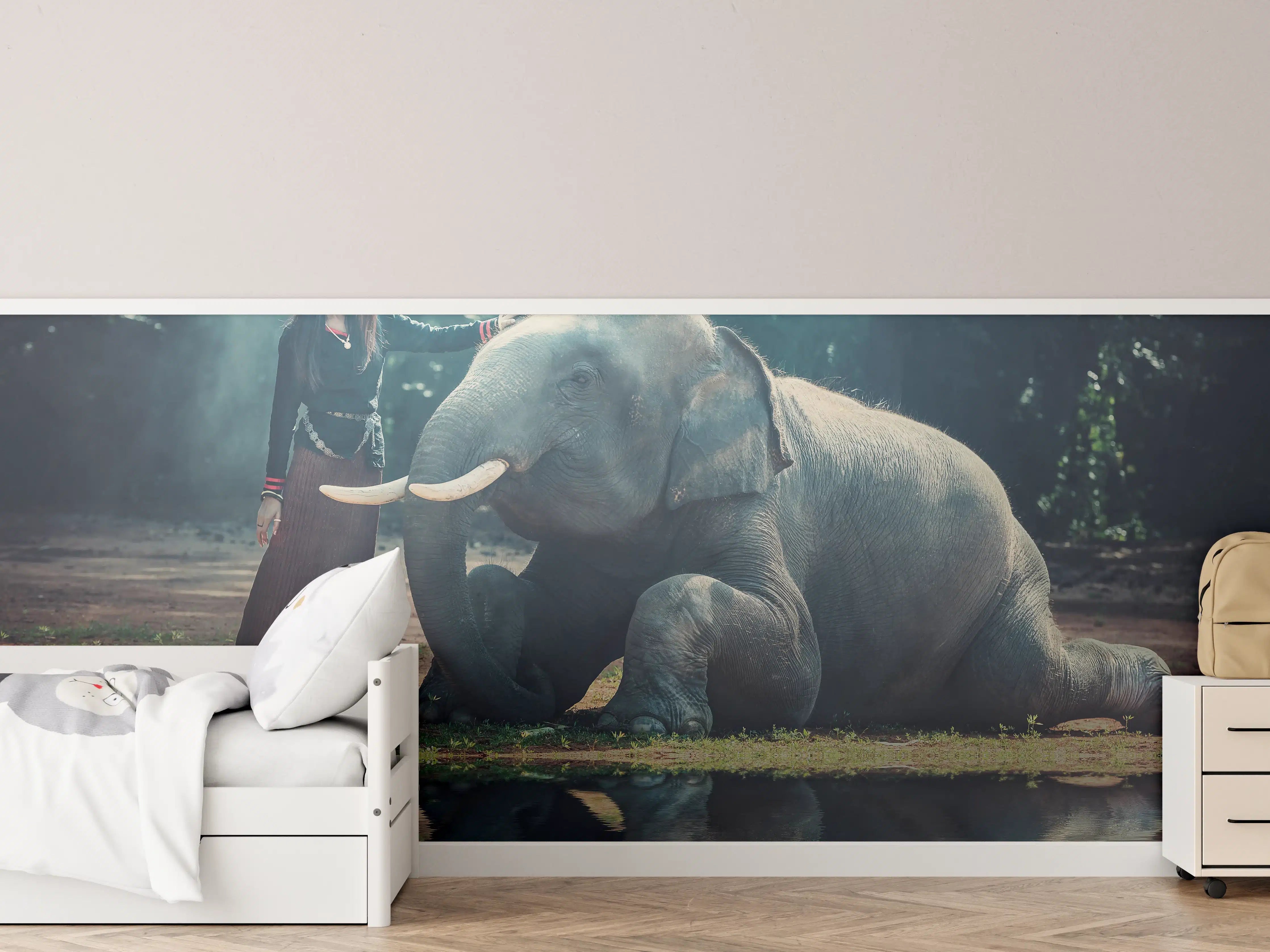 Kinderzimmer Wandgestaltung - Mädchen mit lächelndem Elefanten in Asien