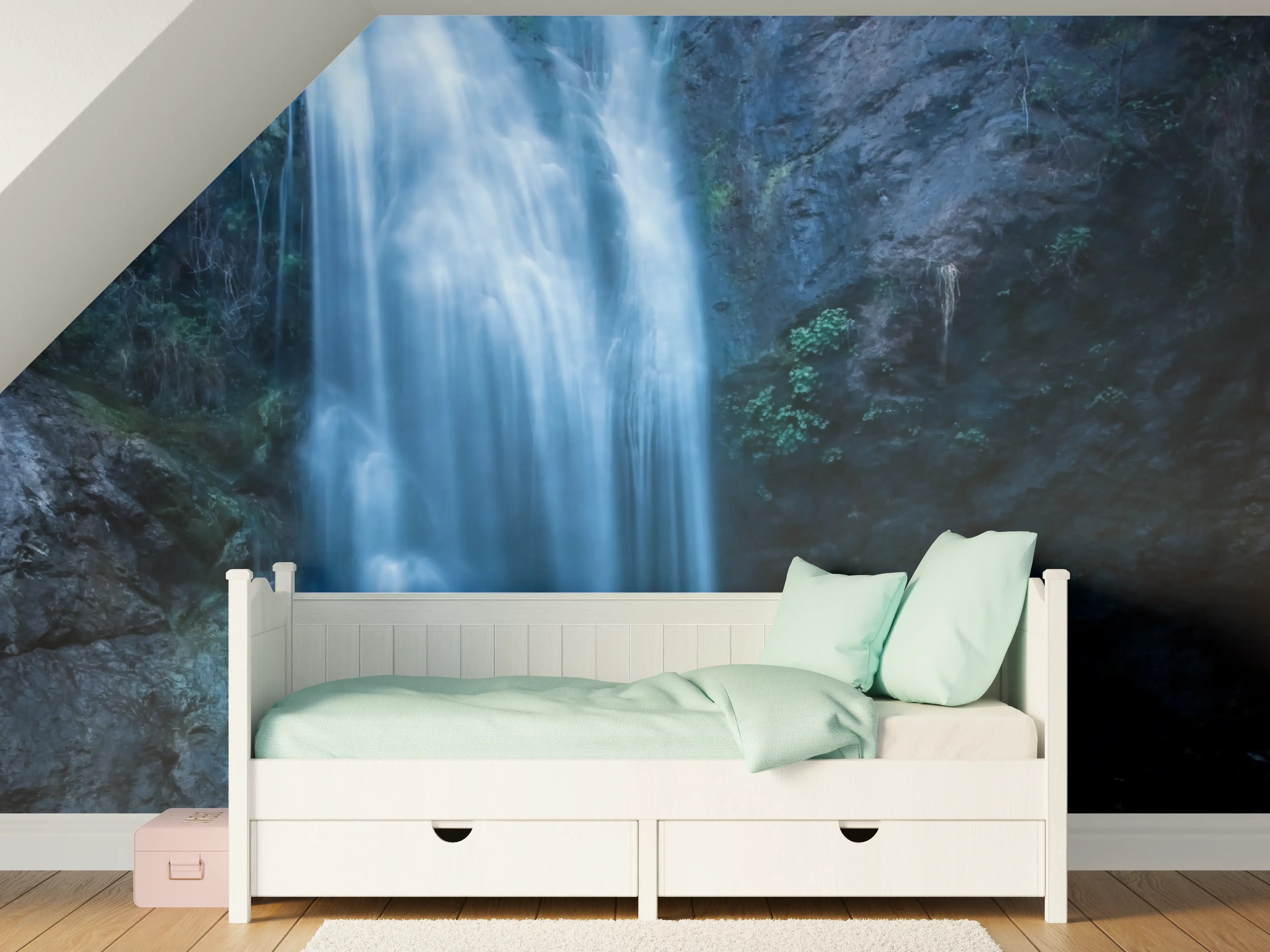 Kinderzimmer Wandgestaltung - Majestärer Wasserfall mit kristallklarem Wasser