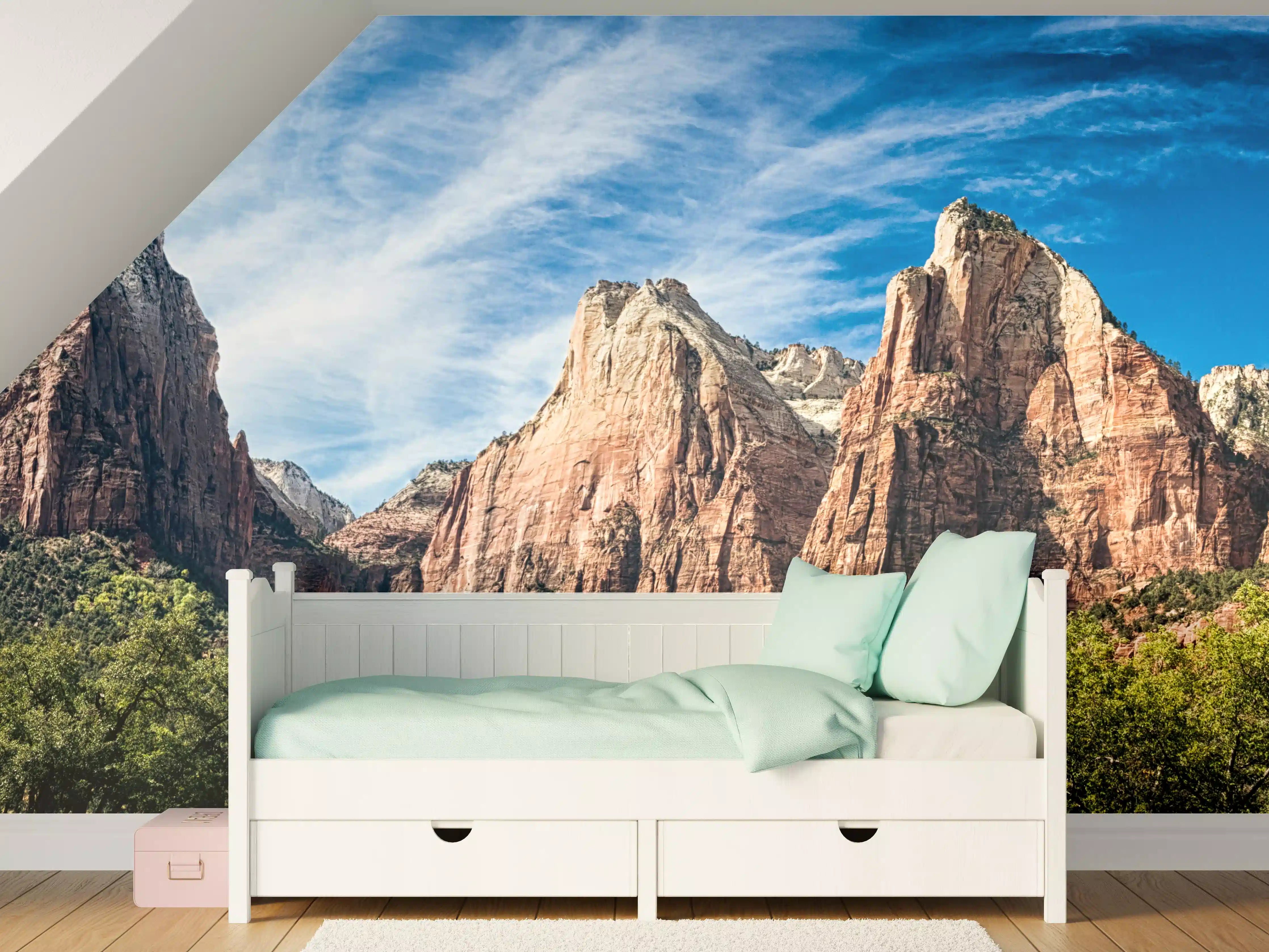 Kinderzimmer Wandgestaltung - Majestätische Bergkulisse mit grünem Wald