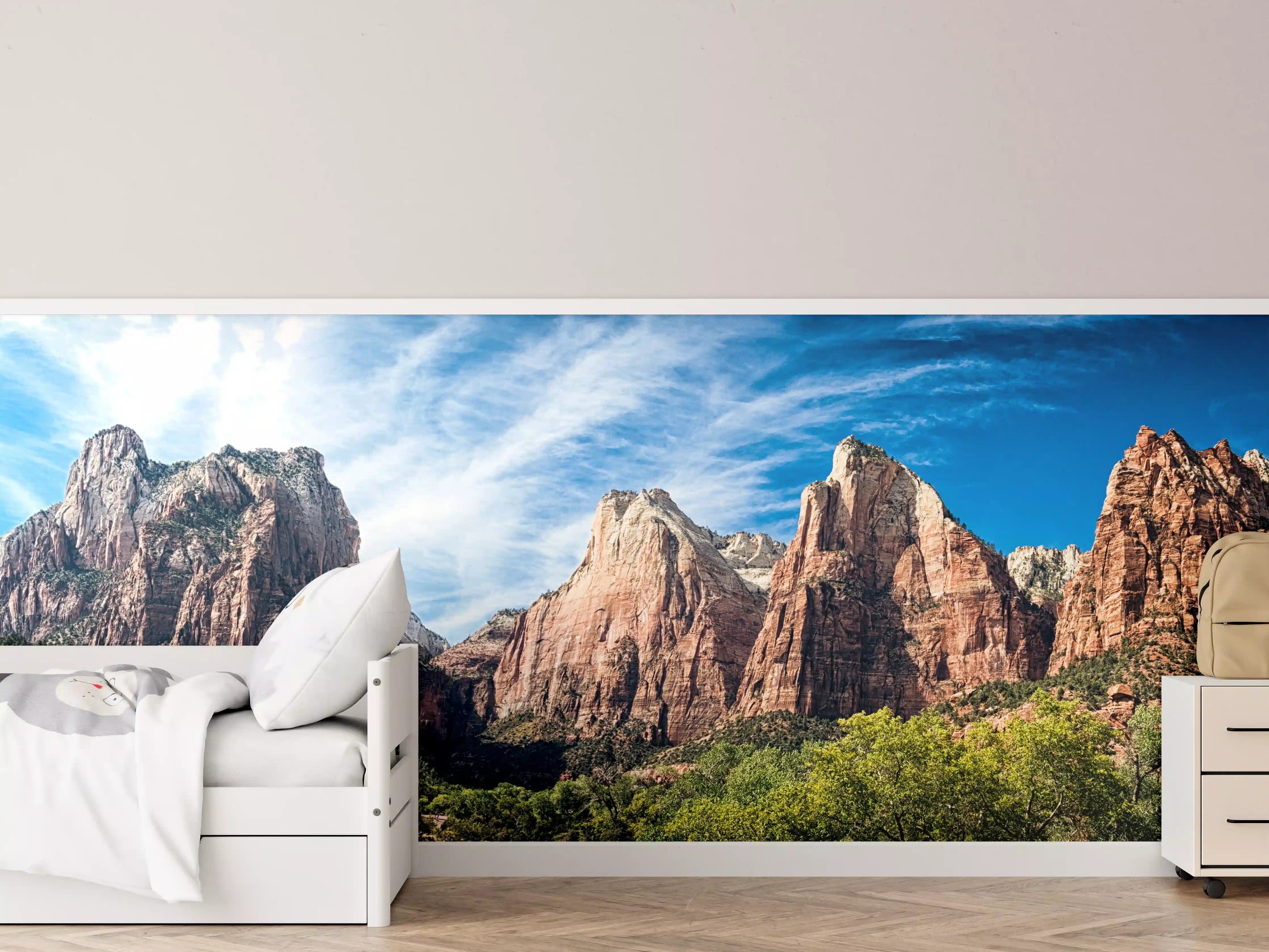 Kinderzimmer Wandgestaltung - Majestätische Bergkulisse mit grünem Wald
