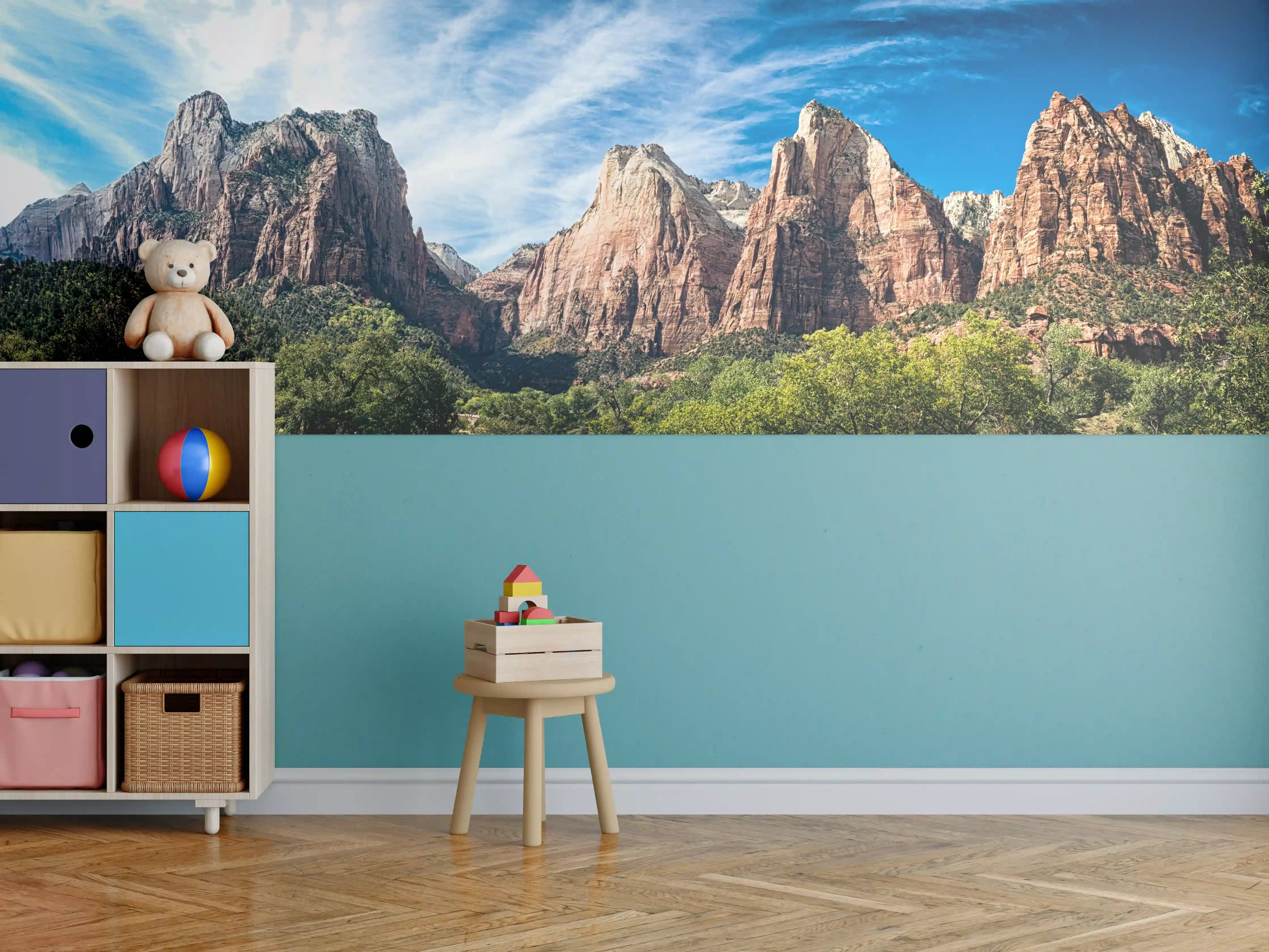Kinderzimmer Wandgestaltung - Majestätische Bergkulisse mit grünem Wald