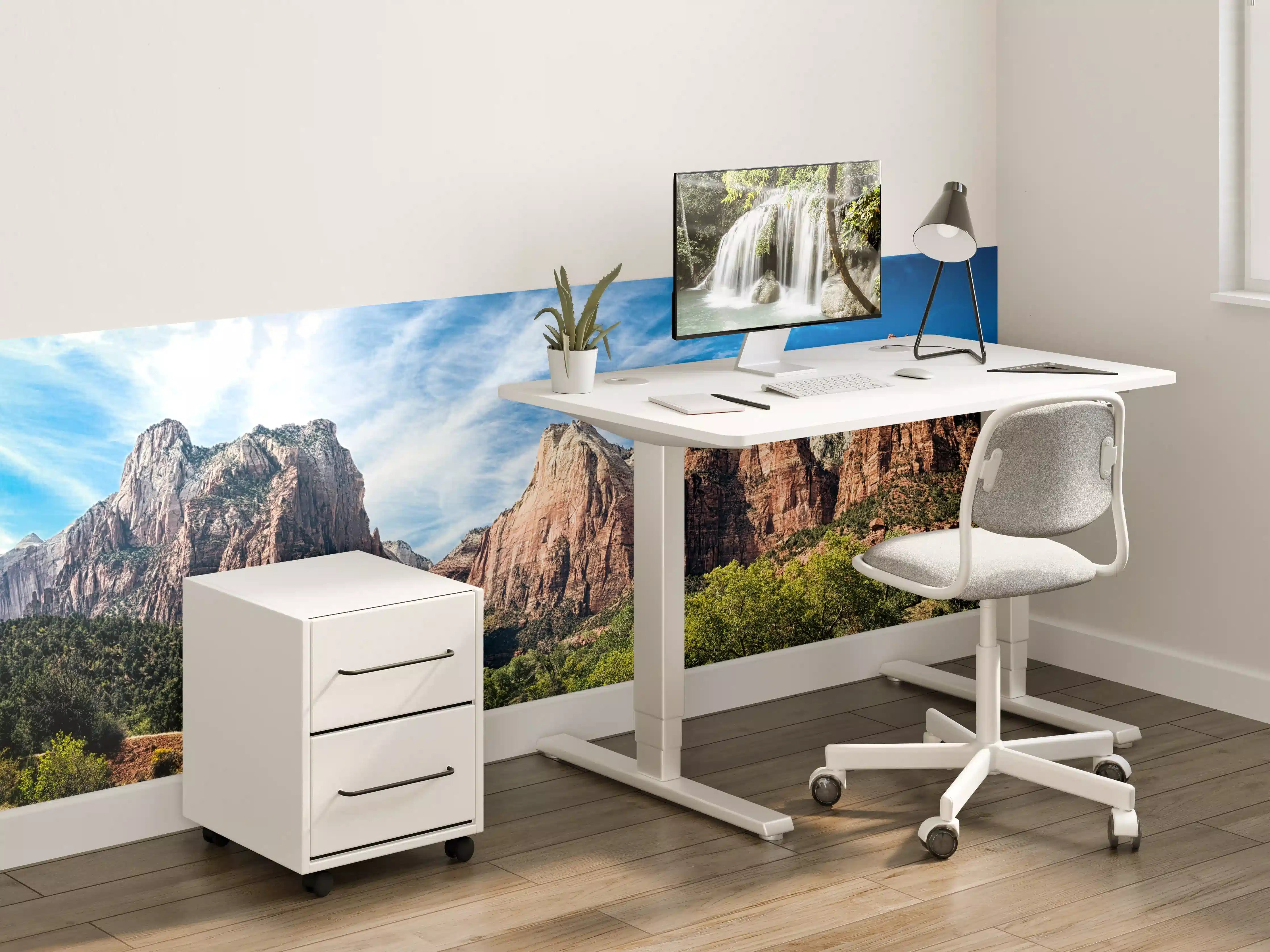 Kinderzimmer Wandgestaltung - Majestätische Bergkulisse mit grünem Wald