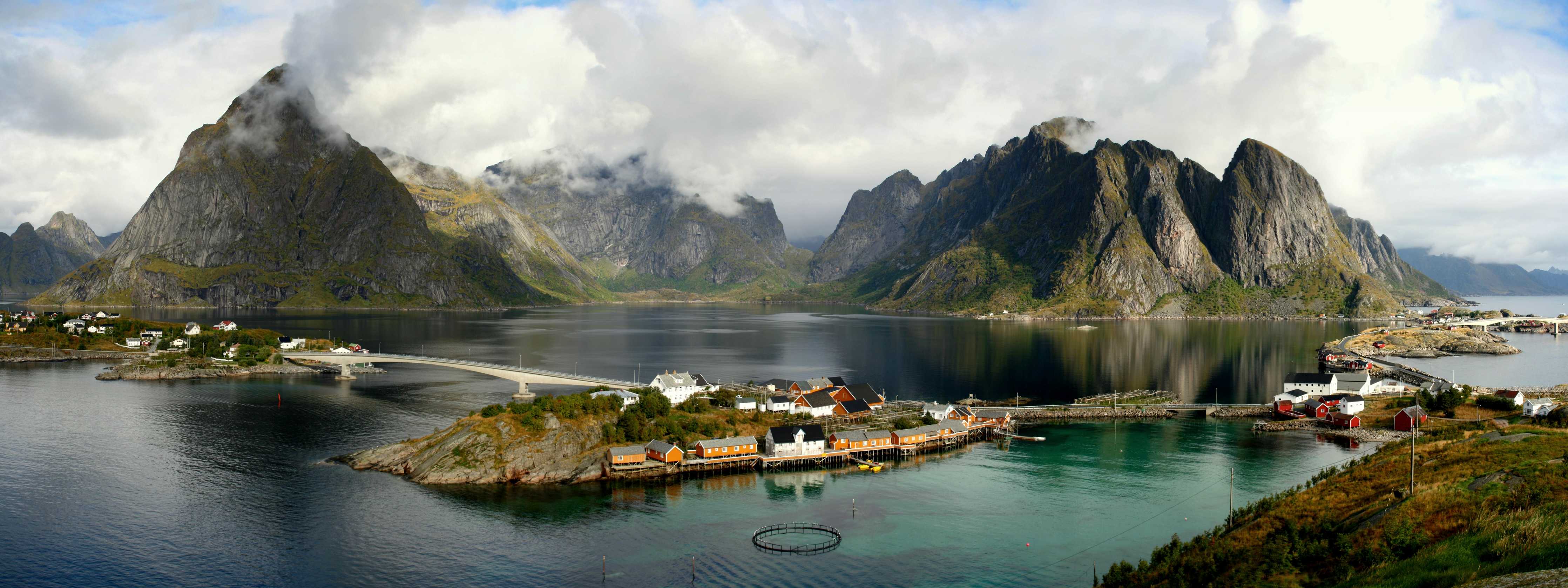 Kinderzimmer Wandgestaltung-Majestätische Fjordlandschaft mit Bergen und Wasser