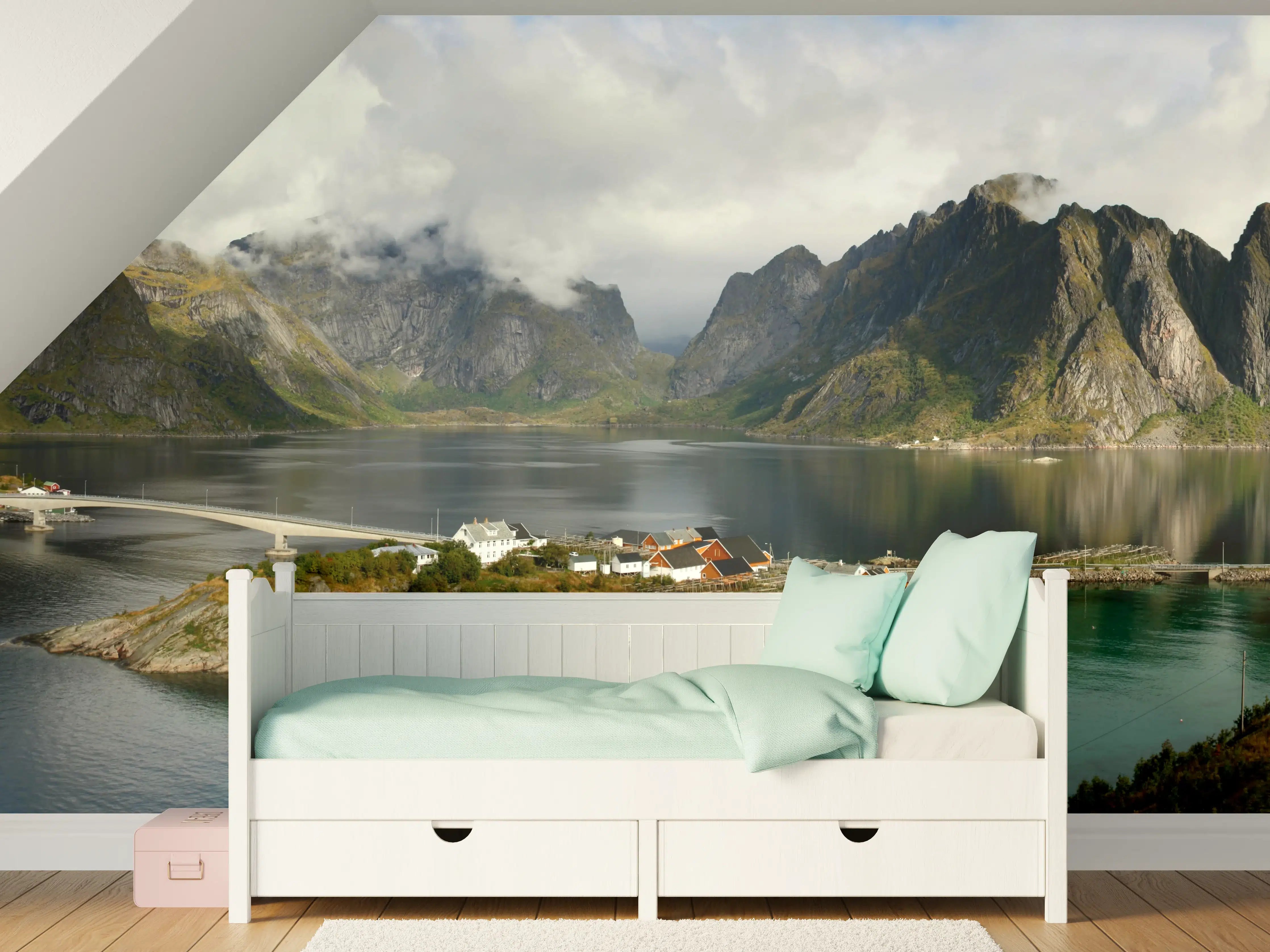 Kinderzimmer Wandgestaltung - Majestätische Fjordlandschaft mit Bergen und Wasser
