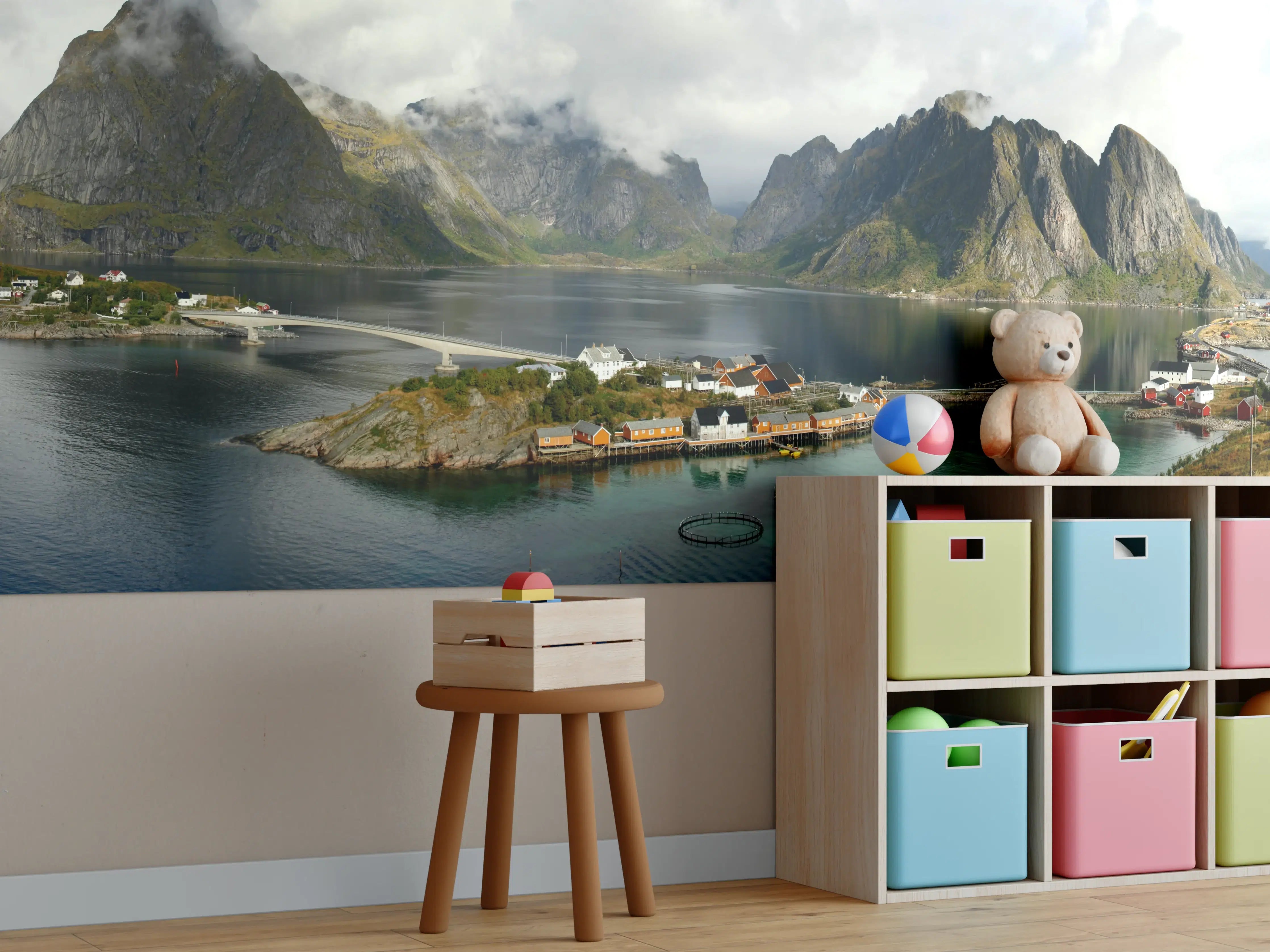 Kinderzimmer Wandgestaltung - Majestätische Fjordlandschaft mit Bergen und Wasser