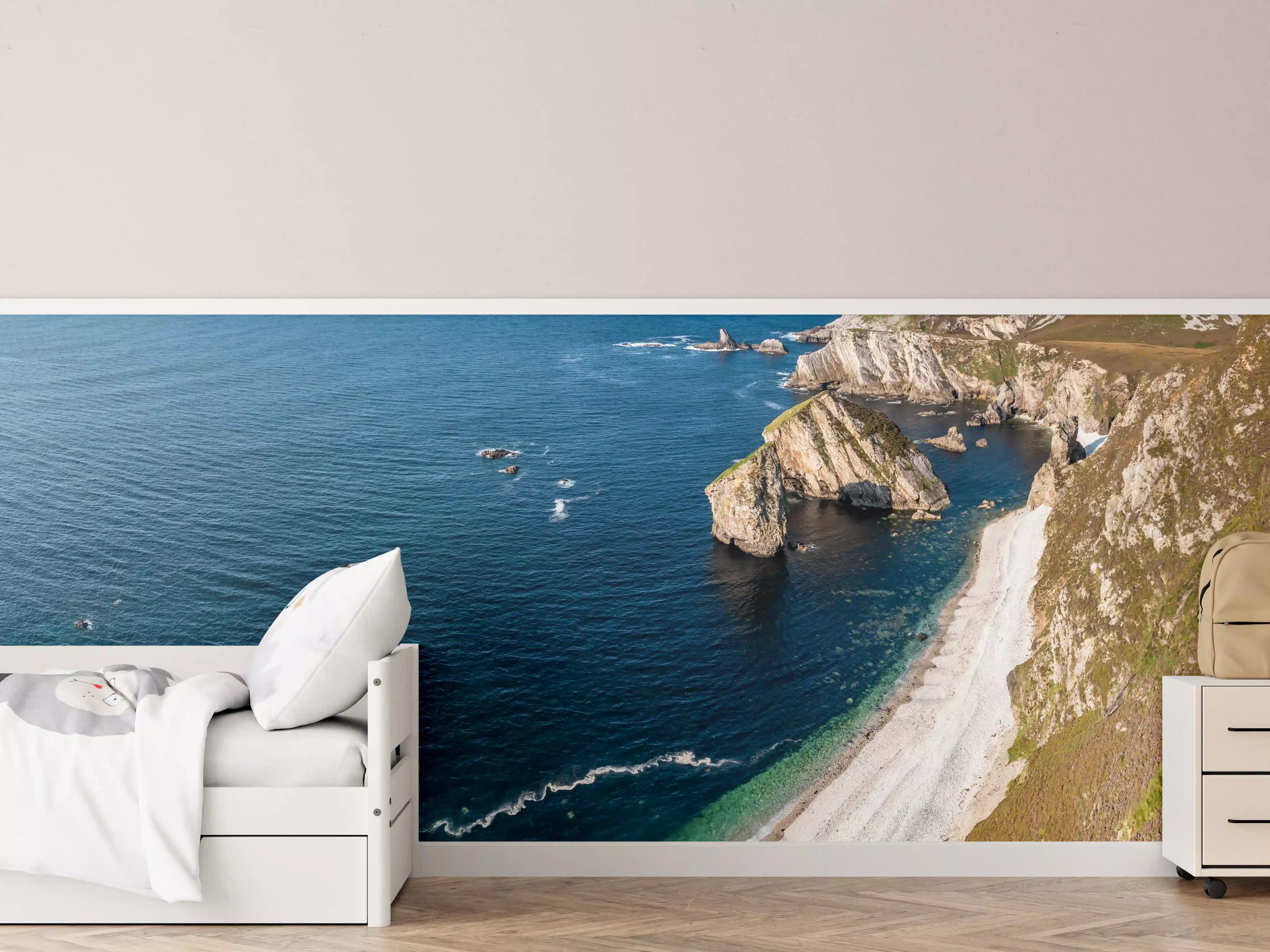 Kinderzimmer Wandgestaltung - Majestätische Klippen über dem azurblauen Meer