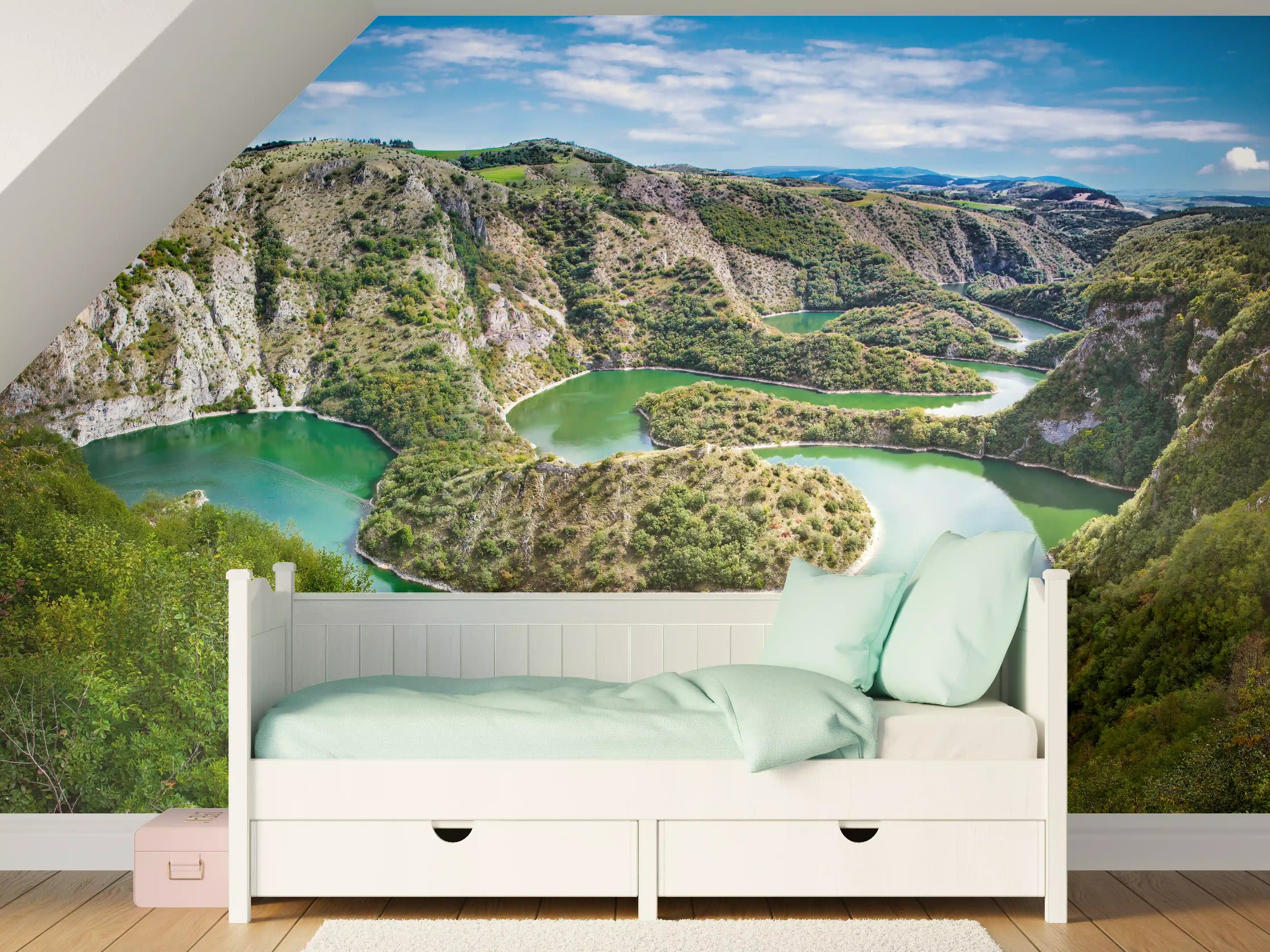 Kinderzimmer Wandgestaltung - Majestätischer Fluss inmitten grüner Hügellandschaft