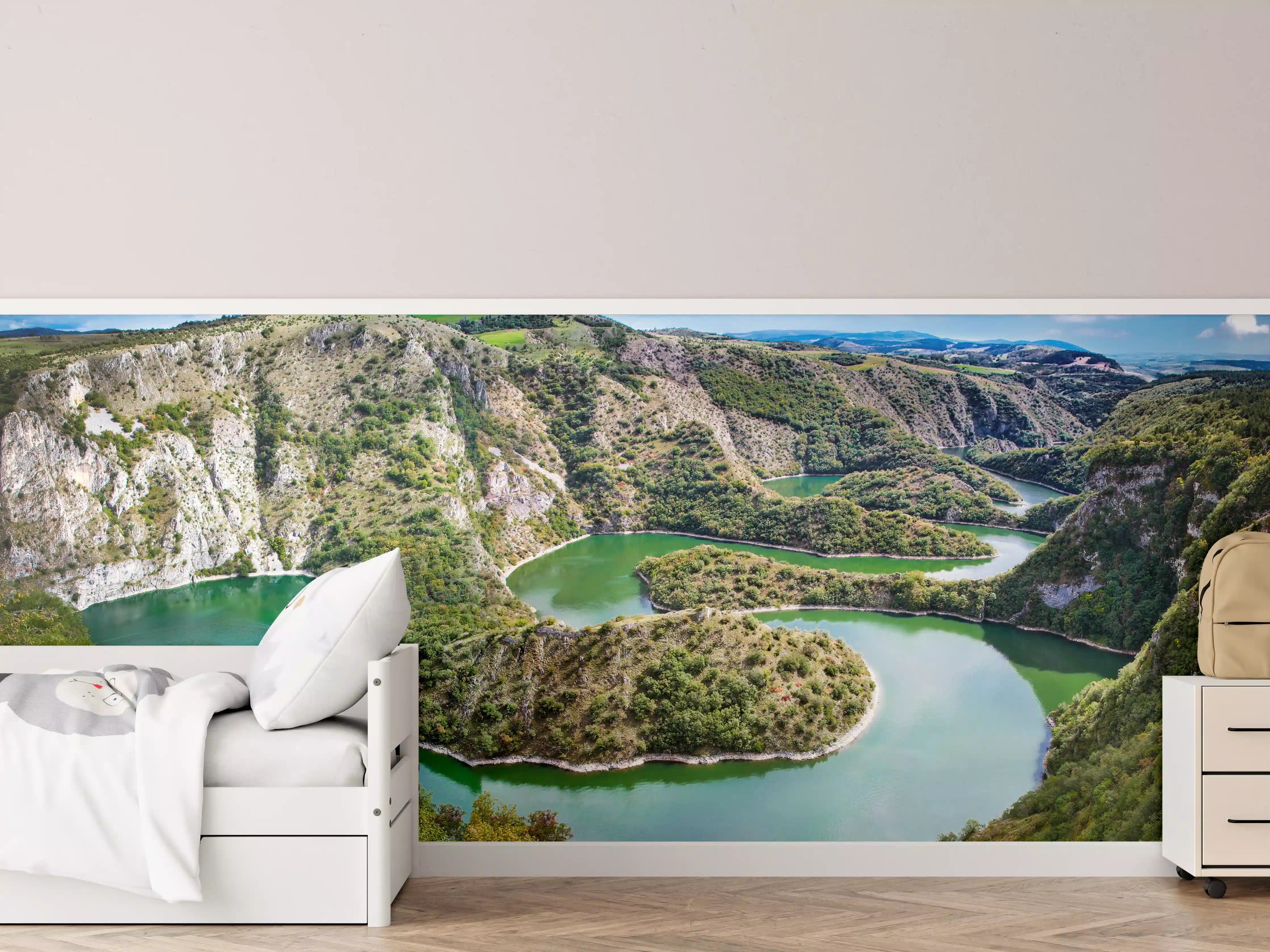 Kinderzimmer Wandgestaltung - Majestätischer Fluss inmitten grüner Hügellandschaft