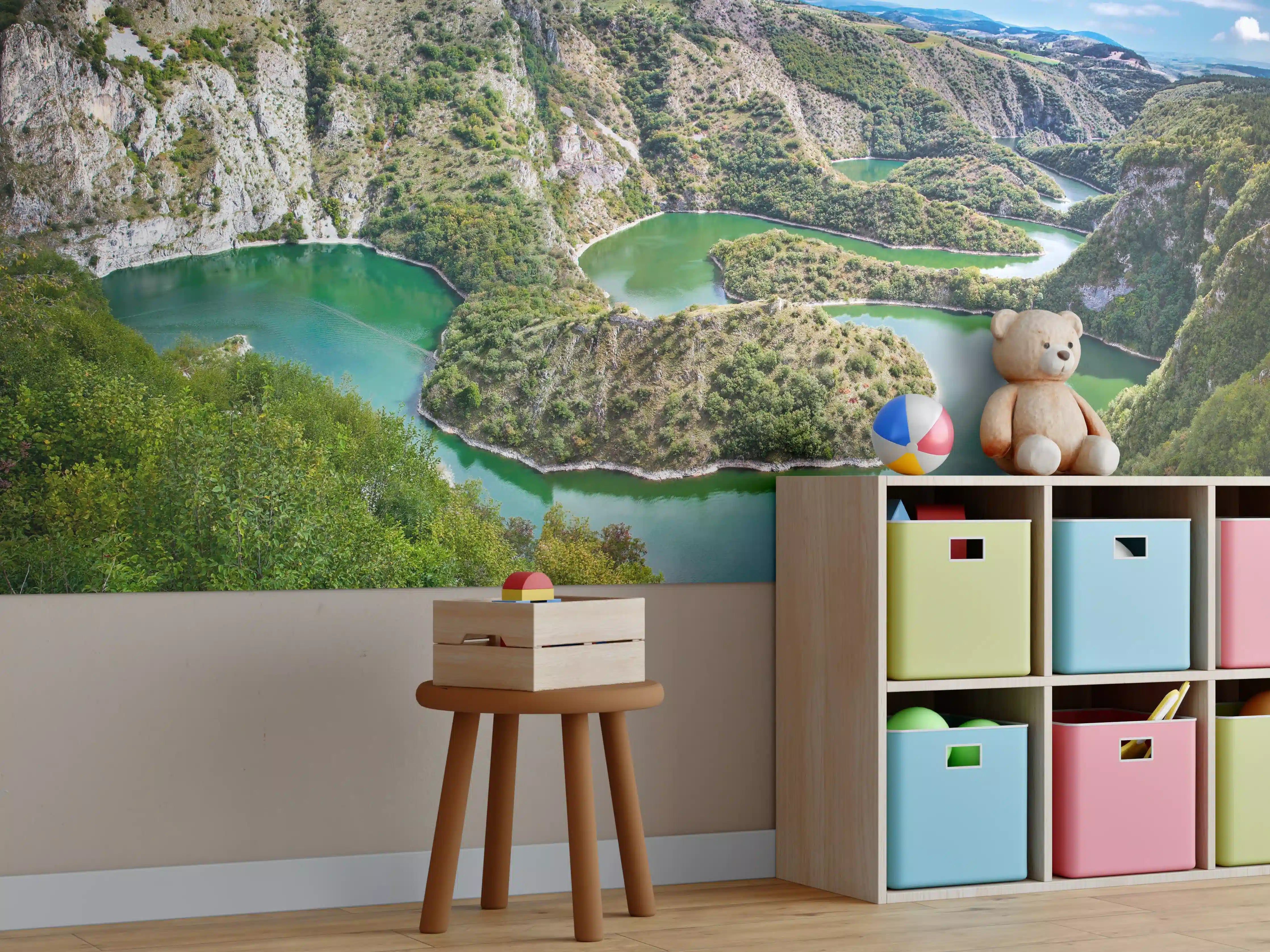 Kinderzimmer Wandgestaltung - Majestätischer Fluss inmitten grüner Hügellandschaft
