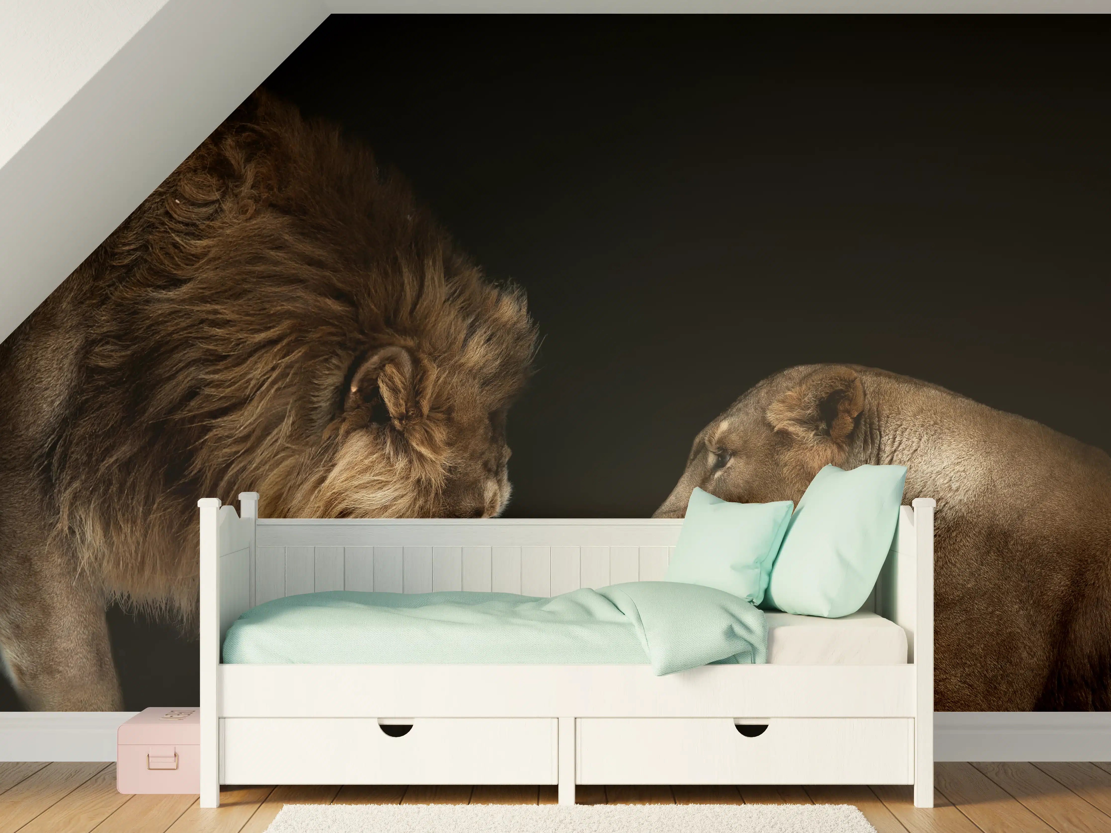 Kinderzimmer Wandgestaltung - Majestätischer Löwe und elegante Löwin im schwarzen Hintergrund