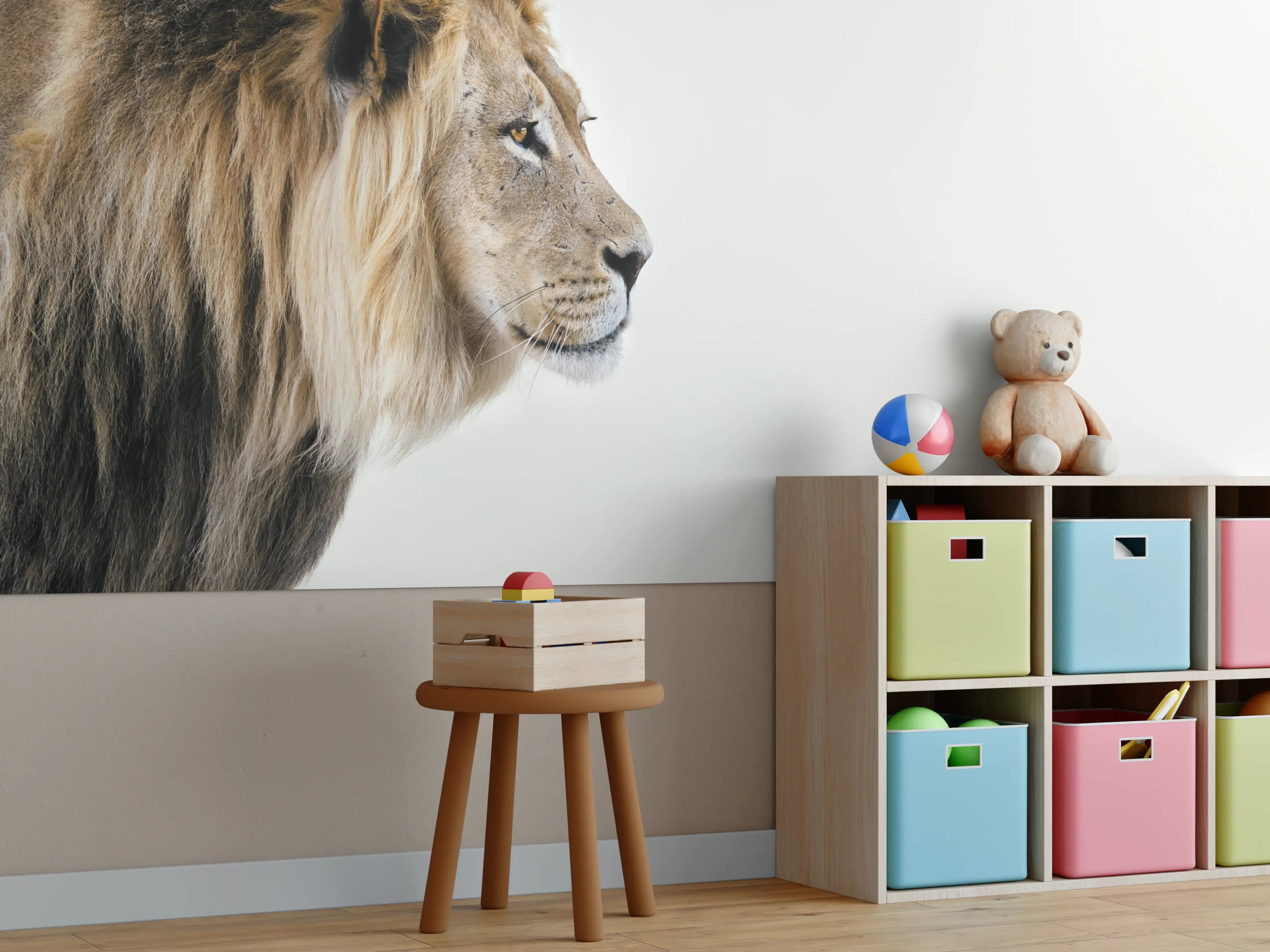Kinderzimmer Wandgestaltung - Majestätischer Löwe vor neutralem Hintergrund