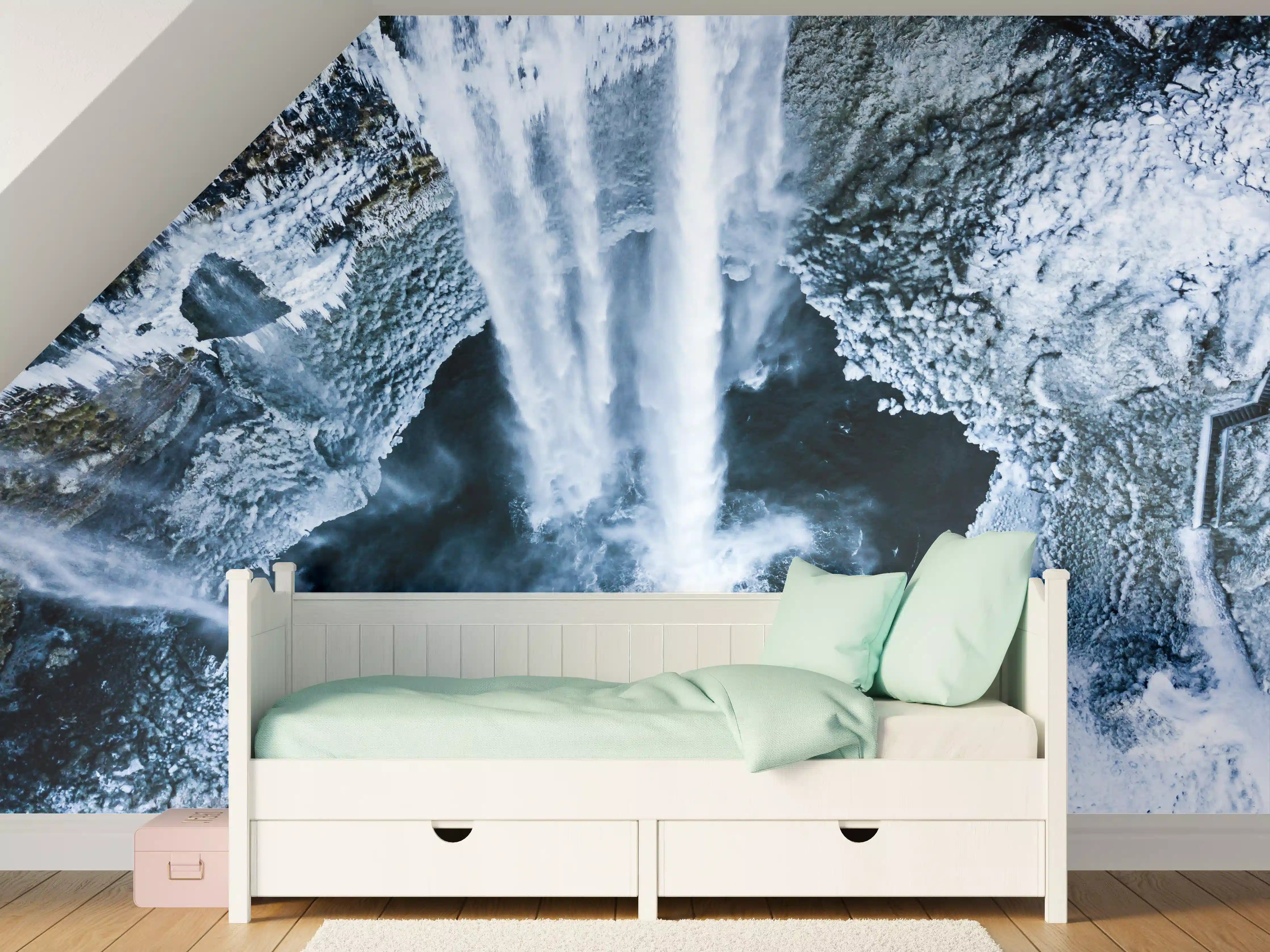 Kinderzimmer Wandgestaltung - Majestätischer Wasserfall in kühlen Tönen