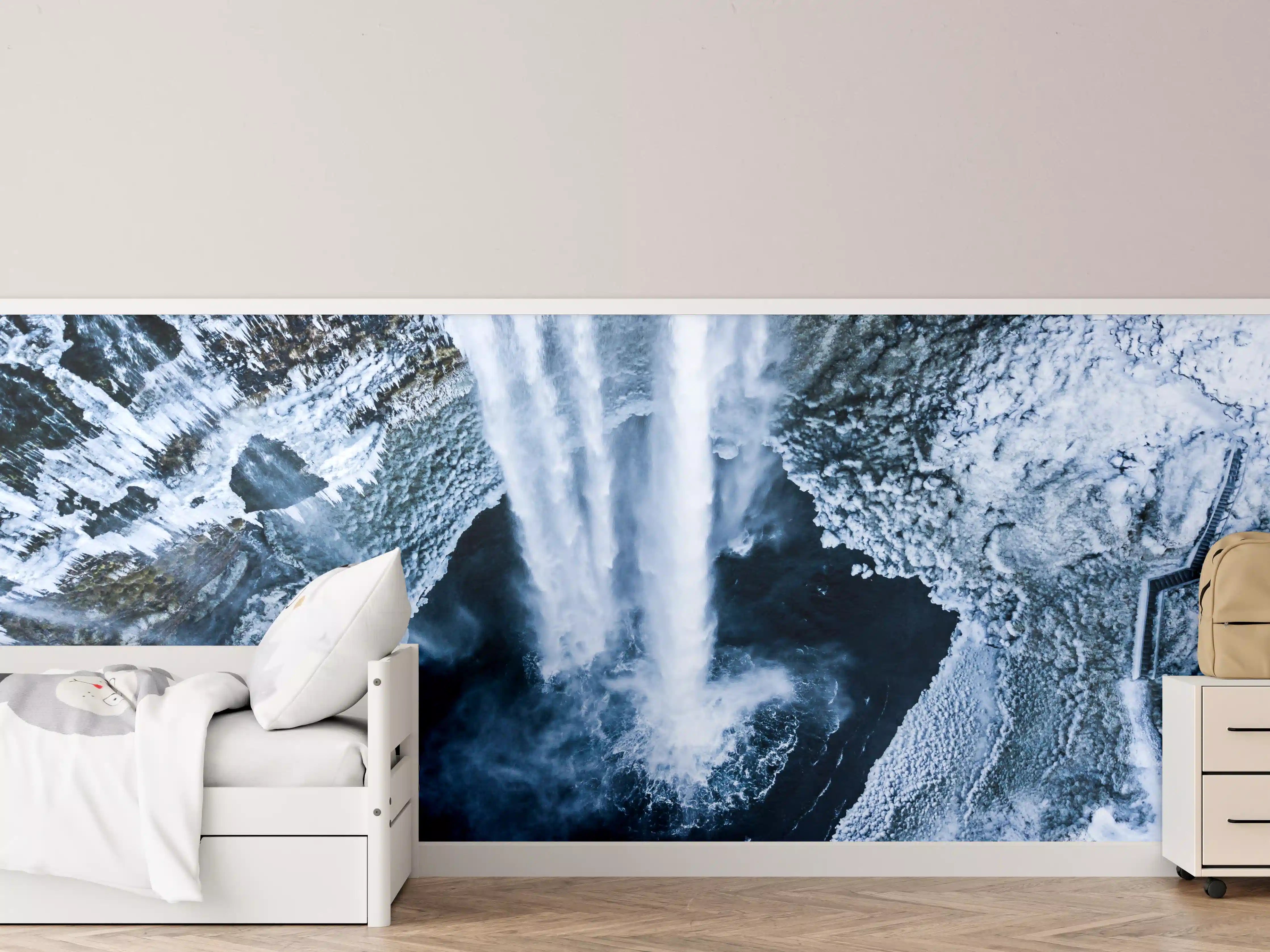 Kinderzimmer Wandgestaltung - Majestätischer Wasserfall in kühlen Tönen