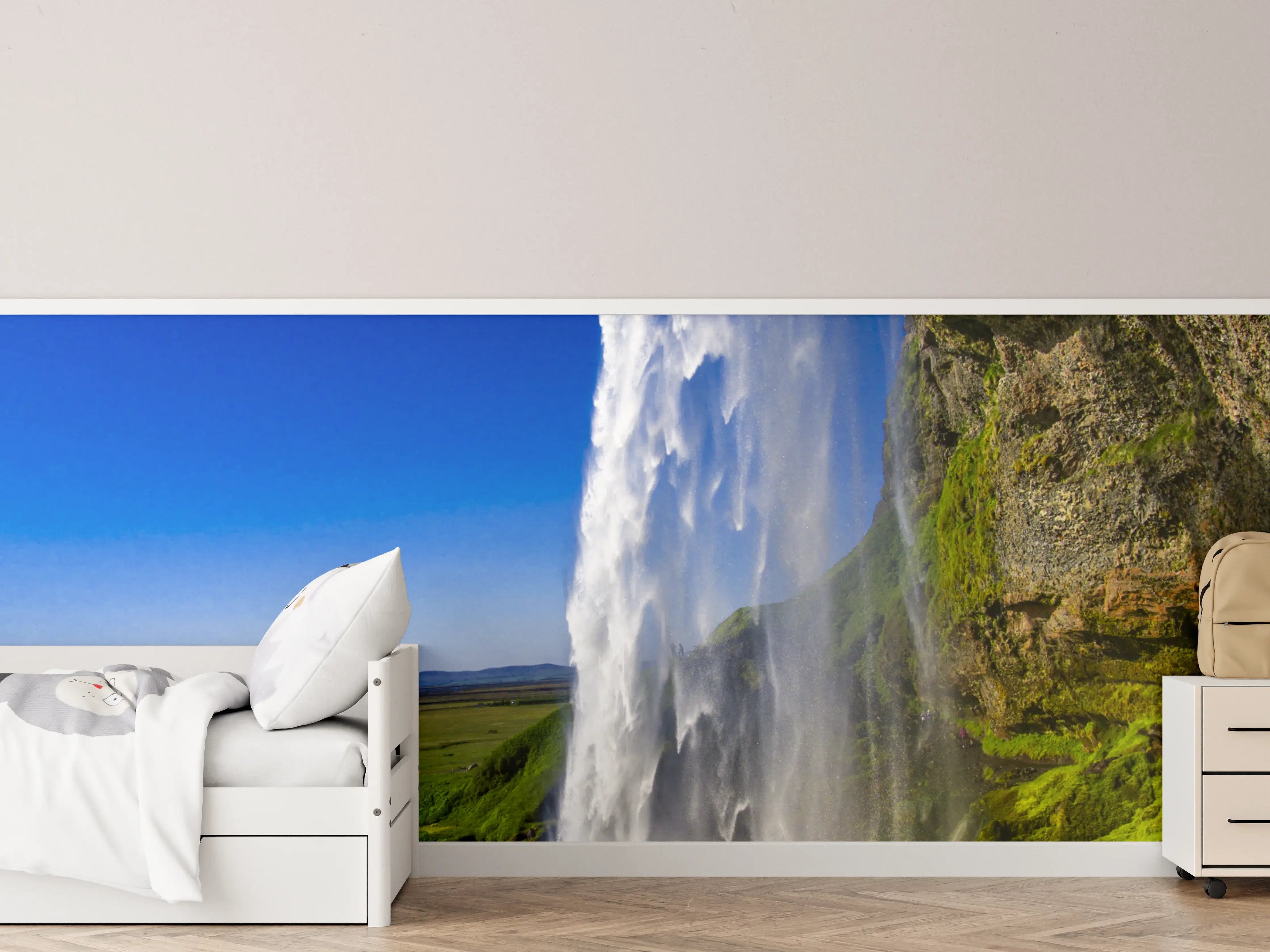 Kinderzimmer Wandgestaltung - Majestätischer Wasserfall vor grünem Landschaftshintergrund