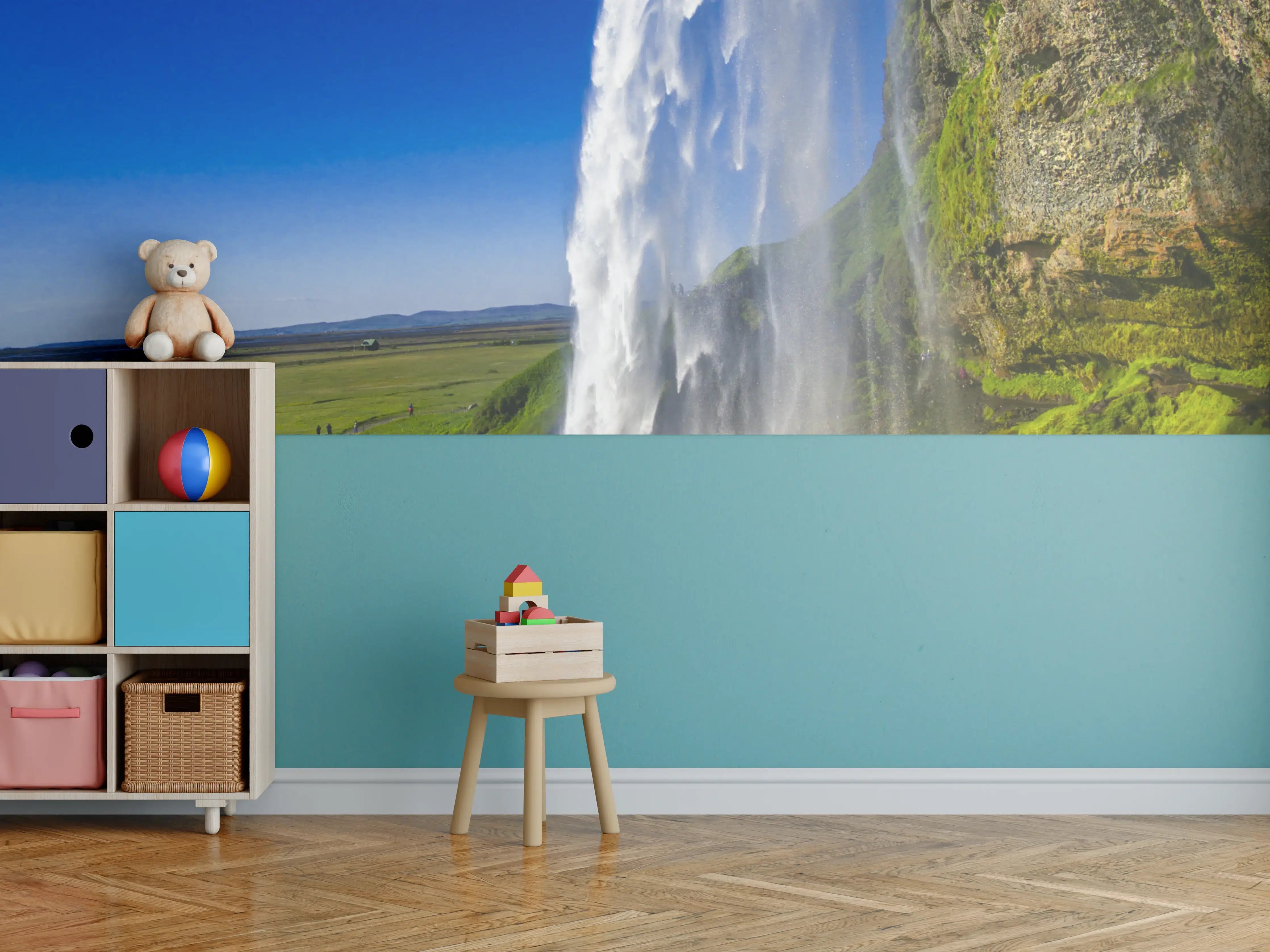 Kinderzimmer Wandgestaltung - Majestätischer Wasserfall vor grünem Landschaftshintergrund