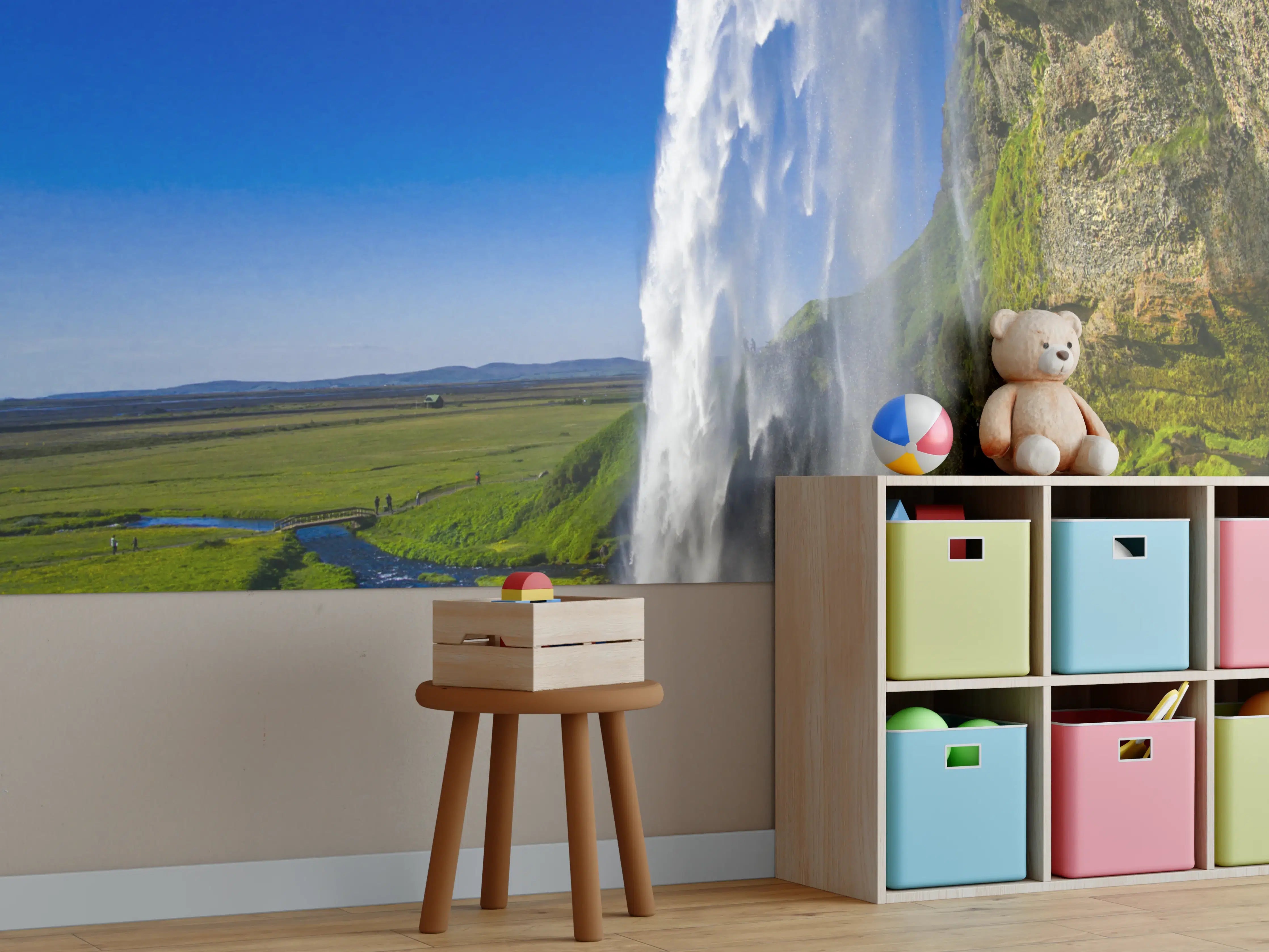 Kinderzimmer Wandgestaltung - Majestätischer Wasserfall vor grünem Landschaftshintergrund