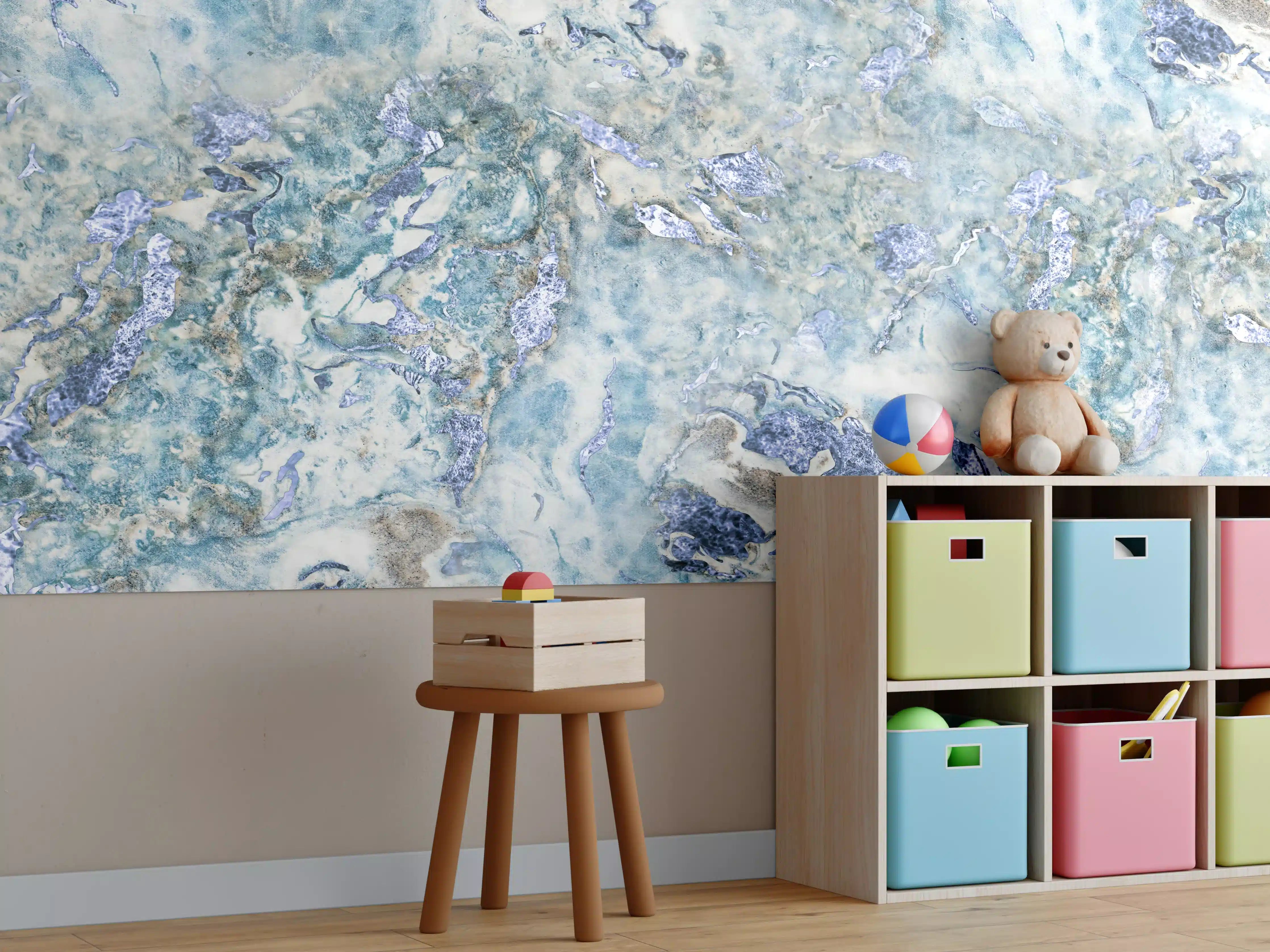 Kinderzimmer Wandgestaltung - Marmorierte blaue Struktur mit natürlichen Nuancen