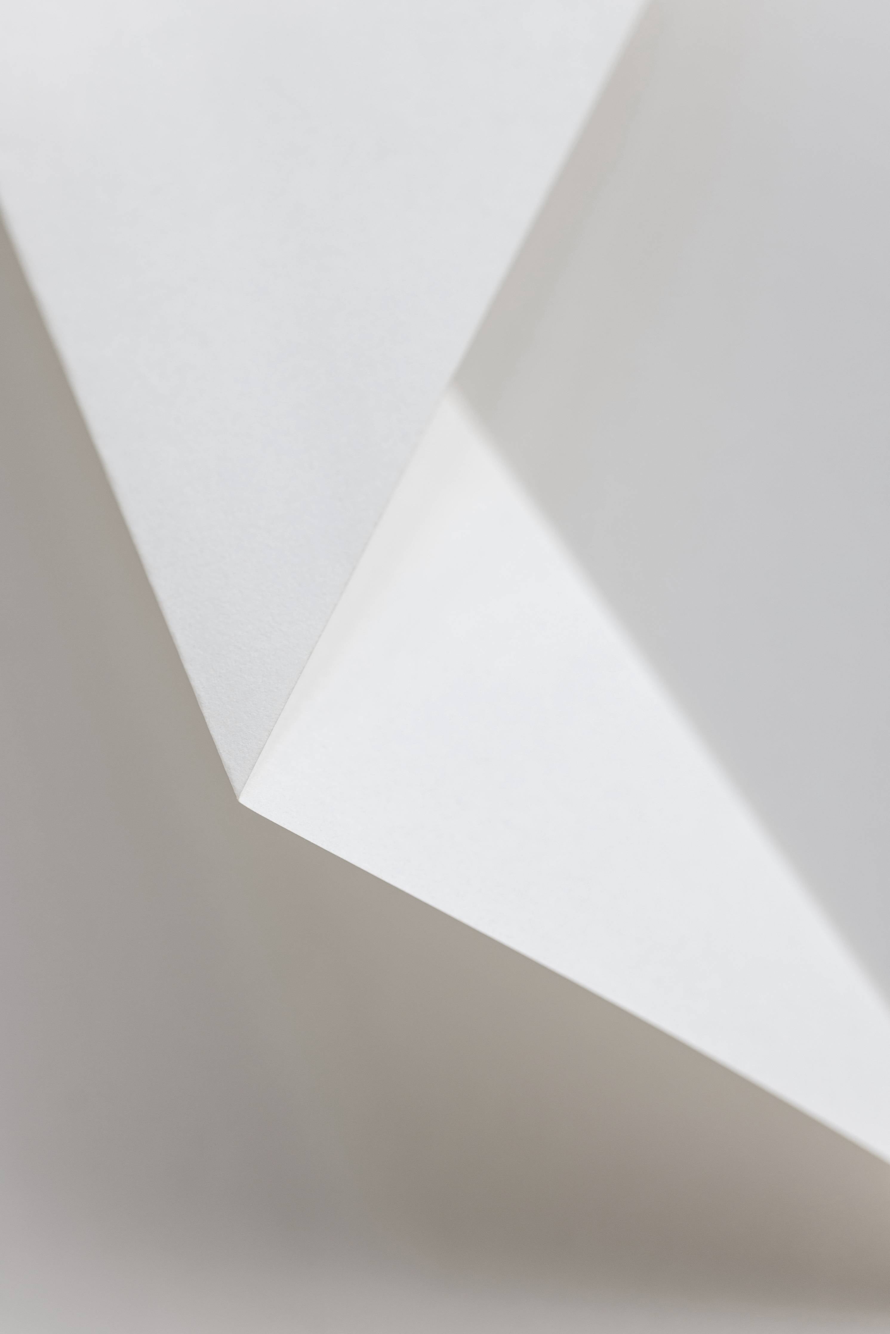 Kinderzimmer Wandgestaltung-Minimalistische Weiß-Grau Papierfaltung