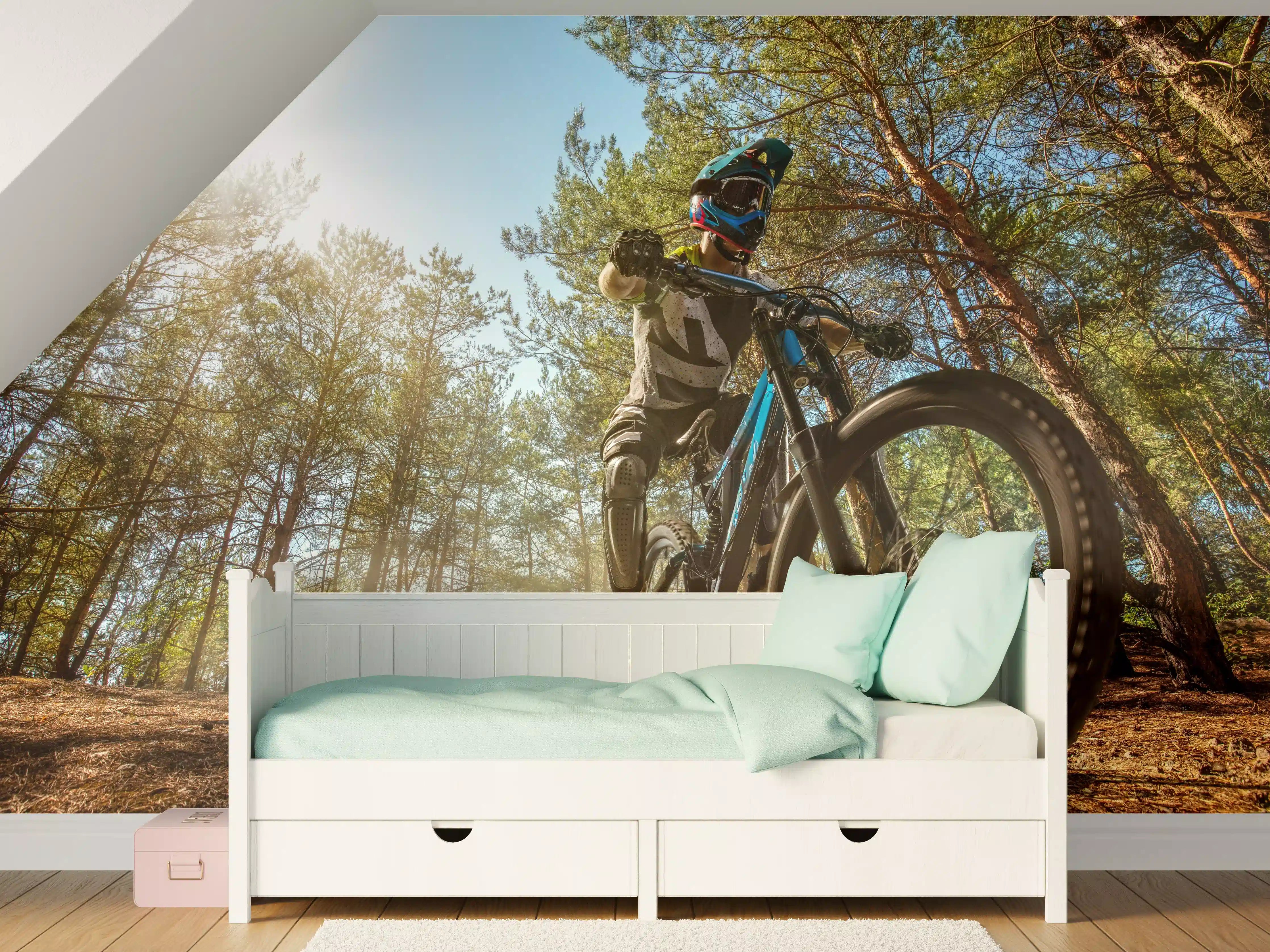 Kinderzimmer Wandgestaltung - Mountainbiker auf Waldweg
