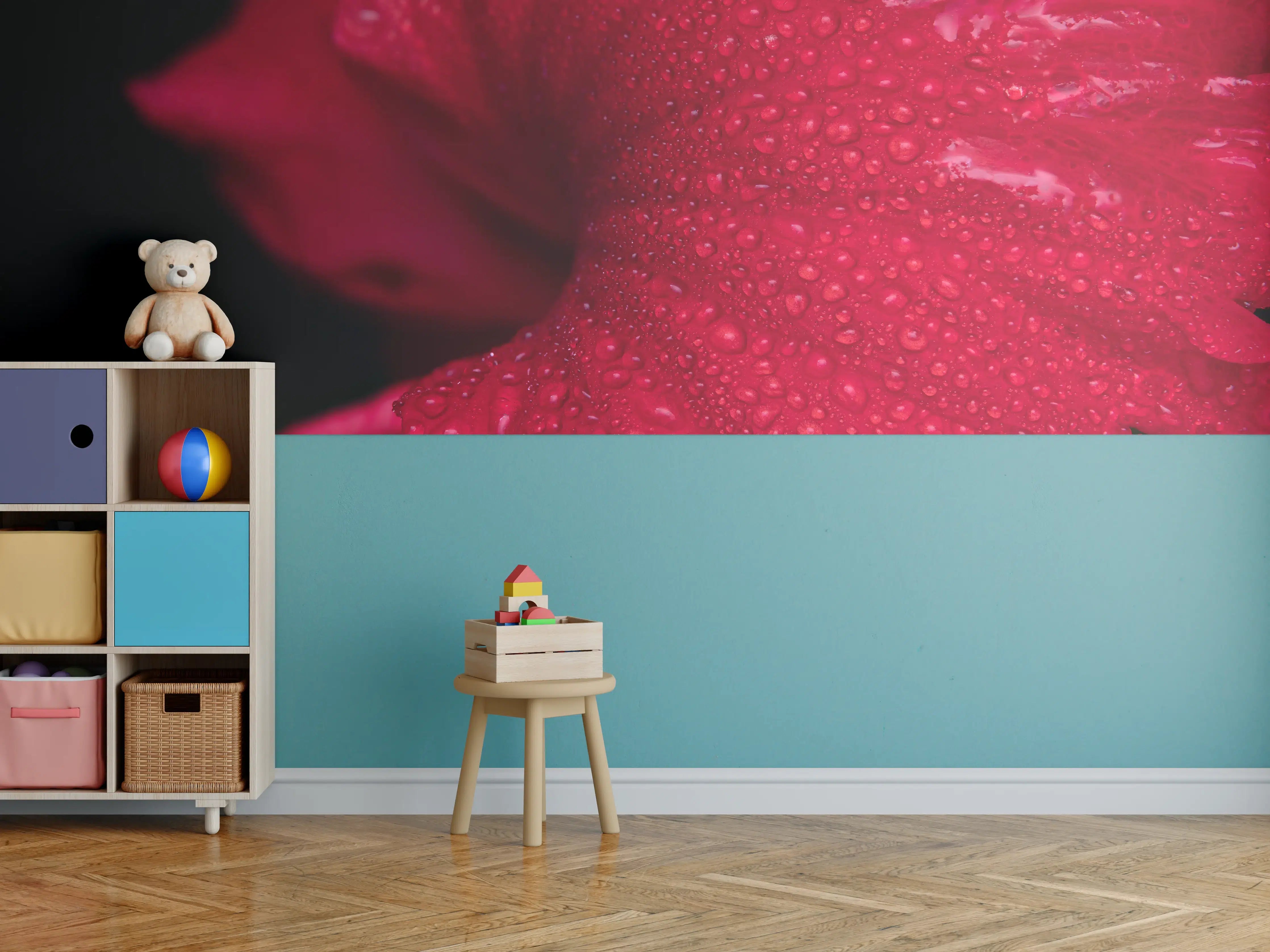 Kinderzimmer Wandgestaltung - Nahaufnahme von rötlicher Frühlingsblume mit Regentropfen